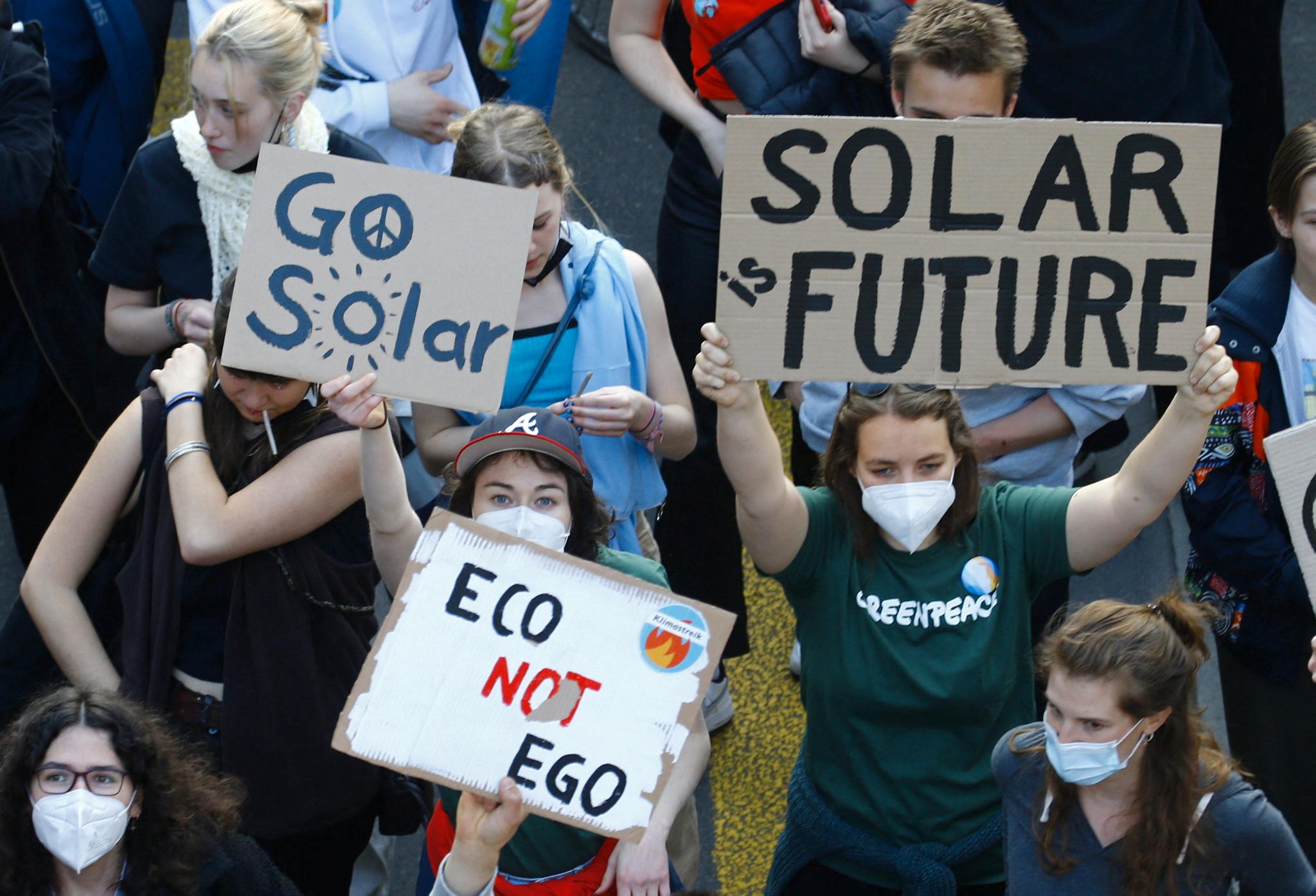 Aktivister krever økt satsing på solenergi under en klimademonstrasjon i Sveits 25. mars i år.