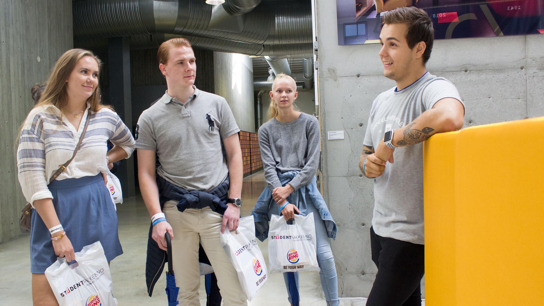 Kevin Alexander Escutia (til høyre) er fadder for BI-studentene som i år begynner på internasjonal markedsføring. Til venstre står Ingrid Helen Svela (18) og Geir Jeger Innvær (21) og følger nøye med.  