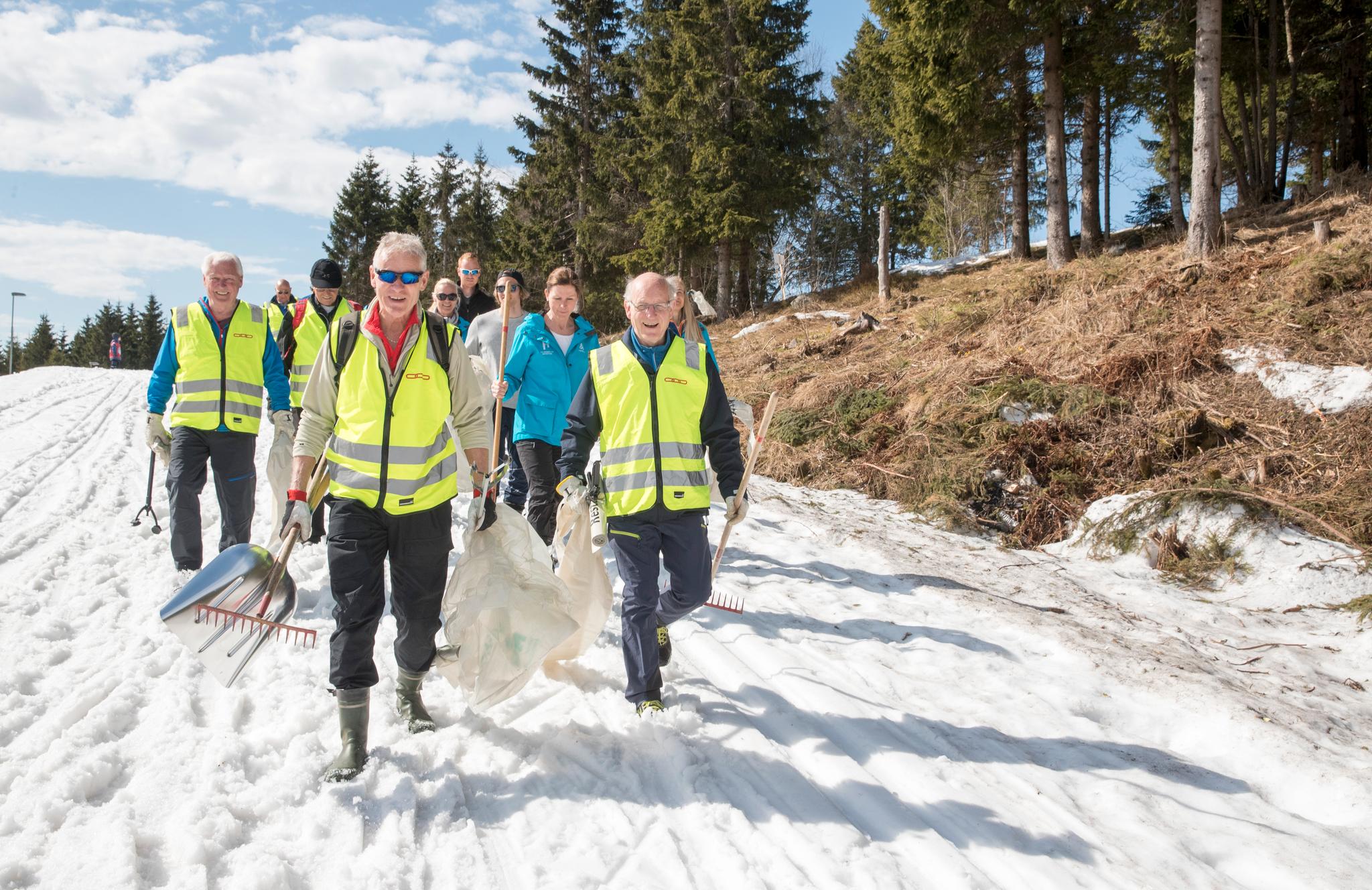 Ordentlig dugnad, frivillige rydder i skogen etter Holmenkollen skifestival.