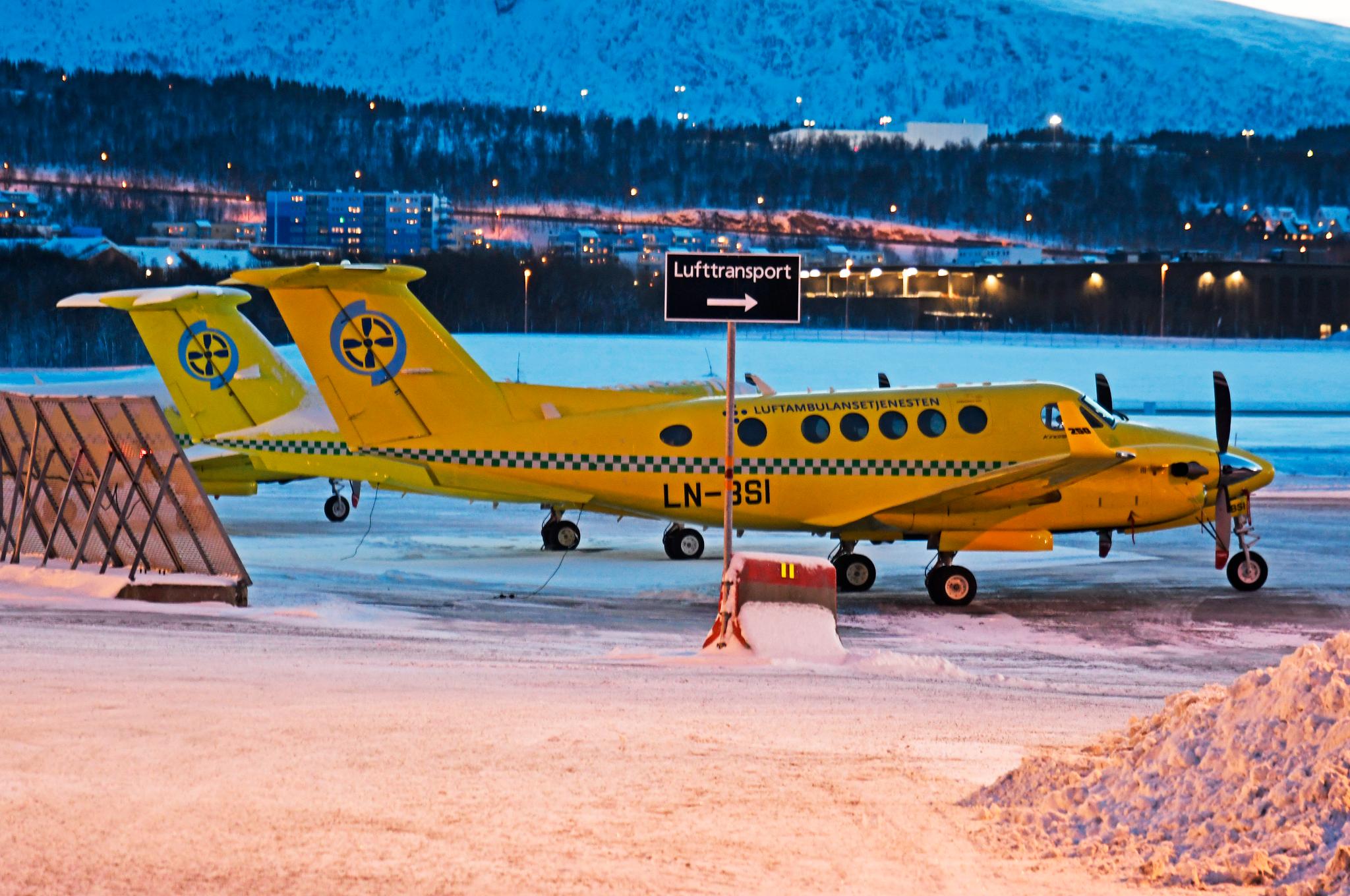 Et ambulansefly fra Babcock utenfor selskapets hangar i Tromsø. 