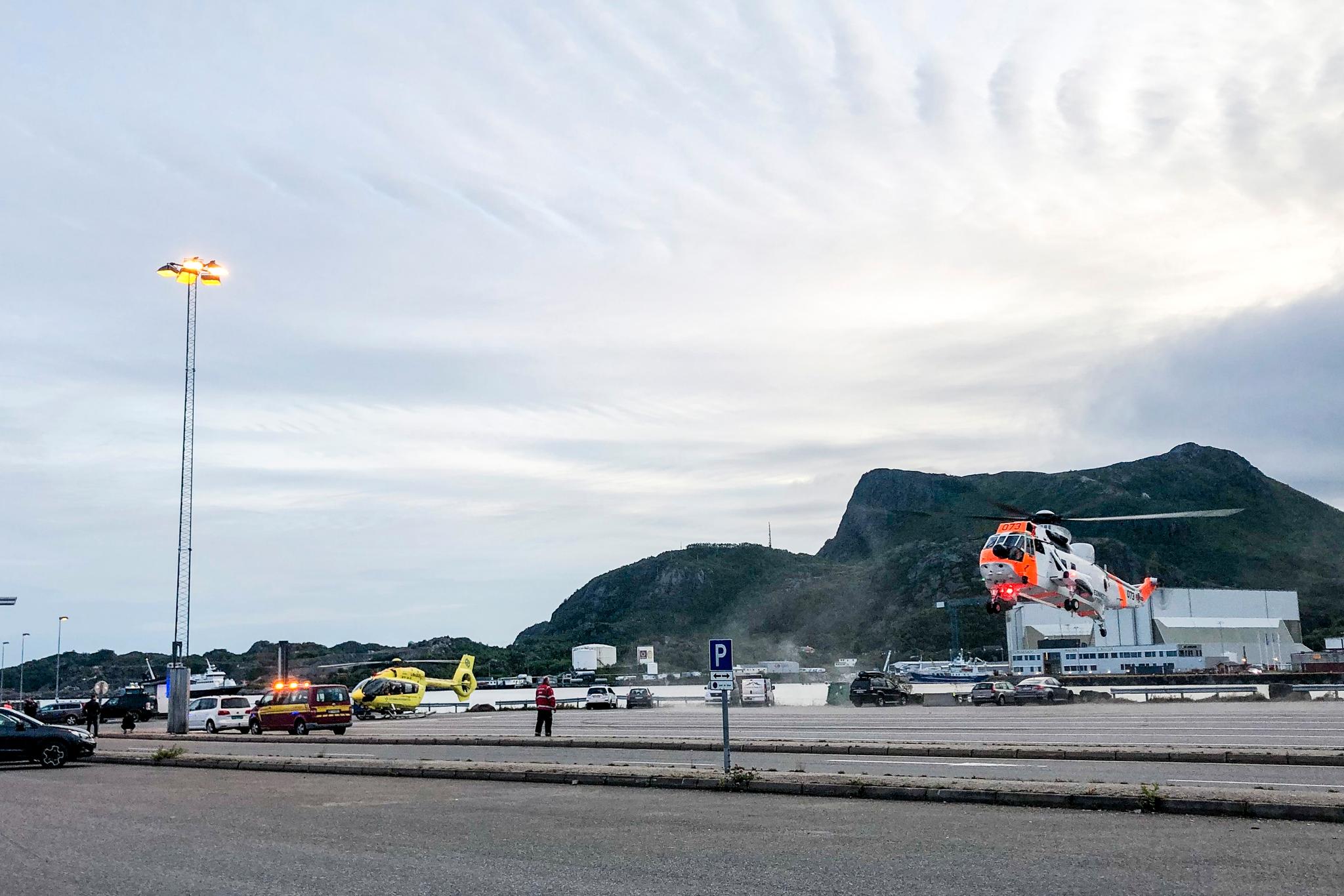 Et redningshelikopter lander ved fergekaien i Svolvær, der en bil med tre personer i kjørte i vannet ved 20-tiden lørdag.