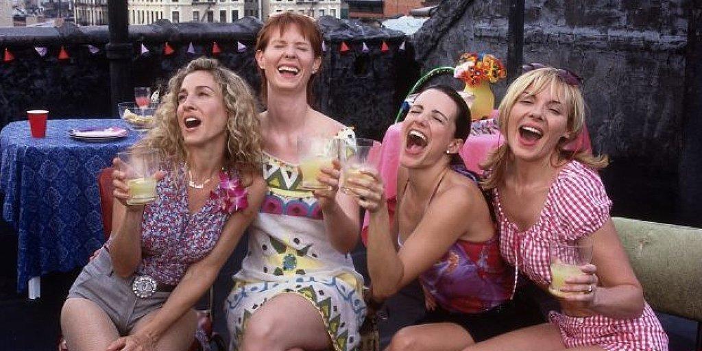 Carrie Bradshaw, Miranda Hobbes, Charlotte York og Samantha Jones er jentene vi kjenner til fra den ikoniske suksesserien Sex and the City. Foto: HBO