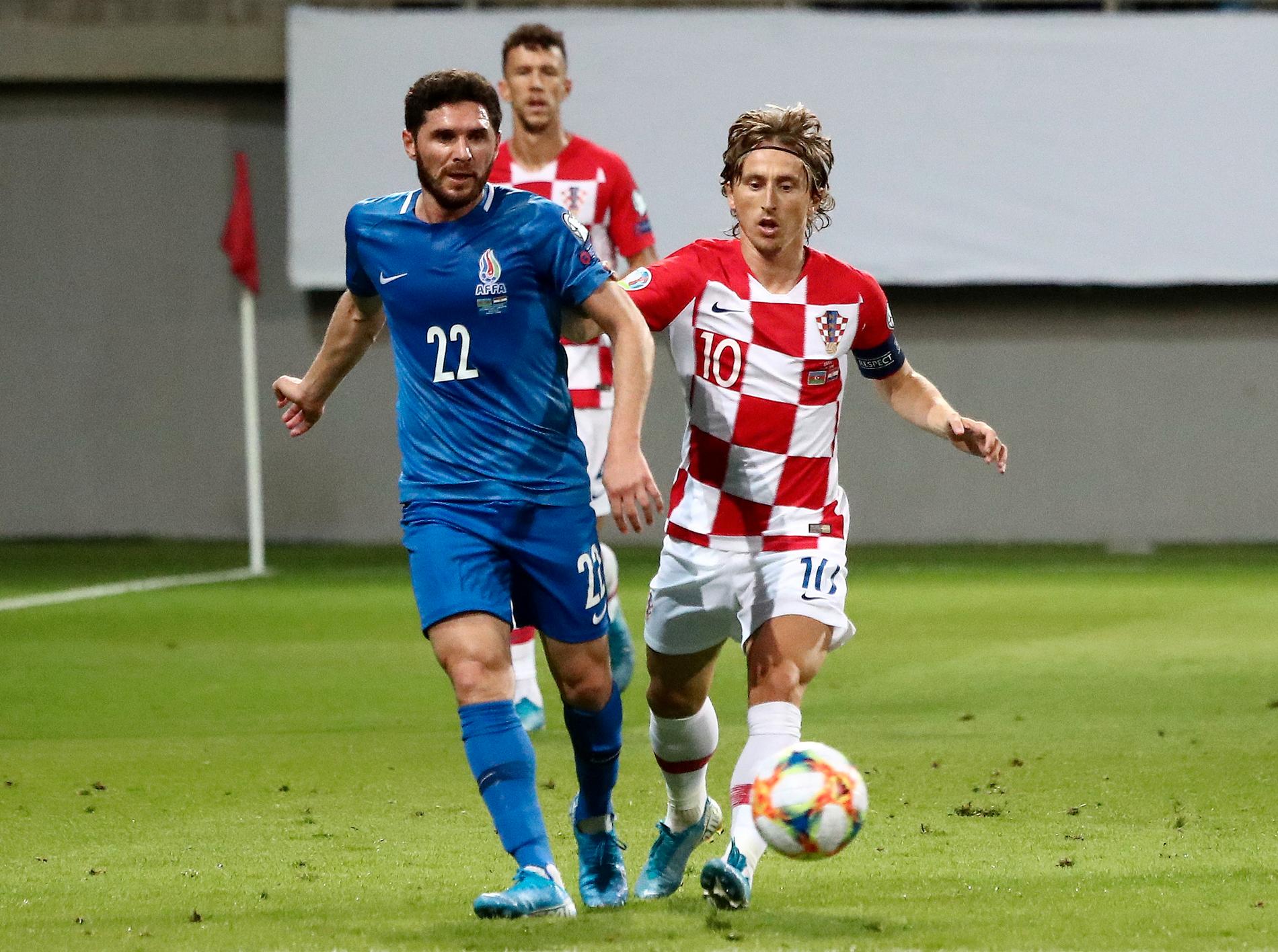 Luka Modric (til høyre) og Kroatia fikk det mye tøffere enn forventet borte mot  Aserbajdsjan.