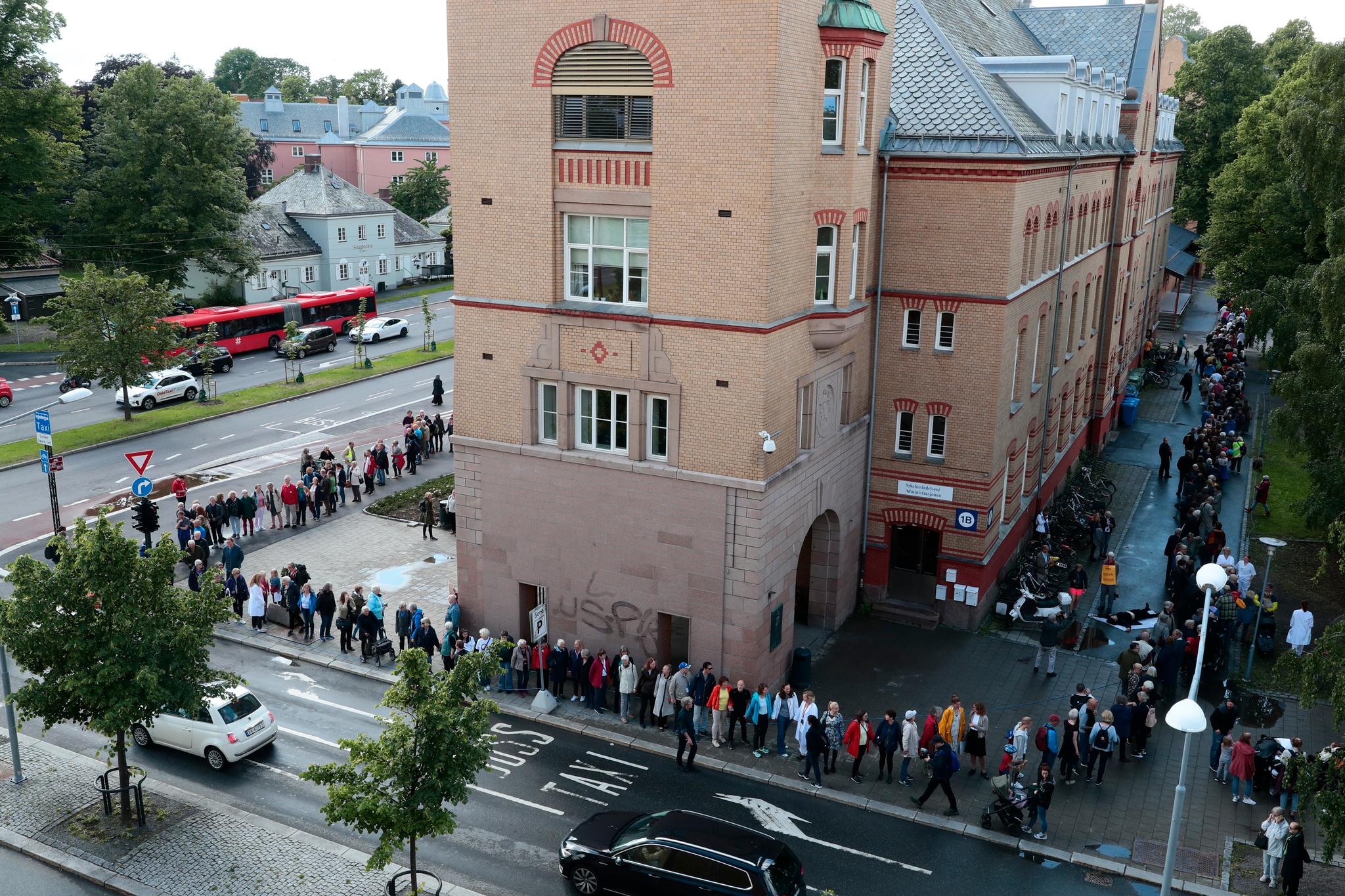 Mange ble med og slo ring rundt Ullevål sykehus i forrige uke, i protest mot Helse Sør-Østs planer, blant andre aksjonsgruppen Redd Ullevål sykehus.