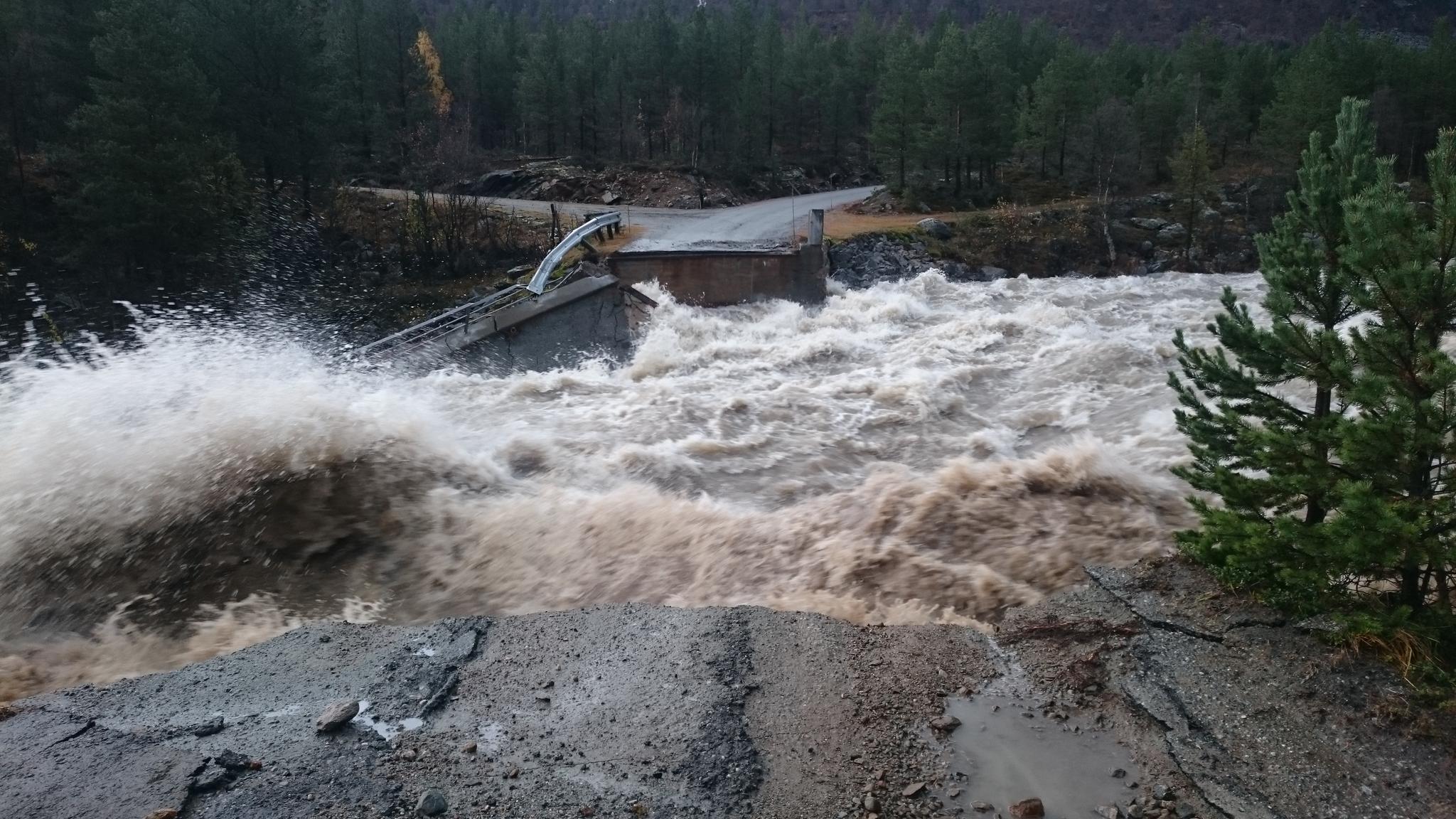Bildet er fra Dyringsbrua ved Liavassosen i Skjåk i 2018 da store mengder regn og vann fra snø- og bresmelting førte til at en rekke elver og bekker gikk over sine bredder i Nord-Gudbrandsdalen. 