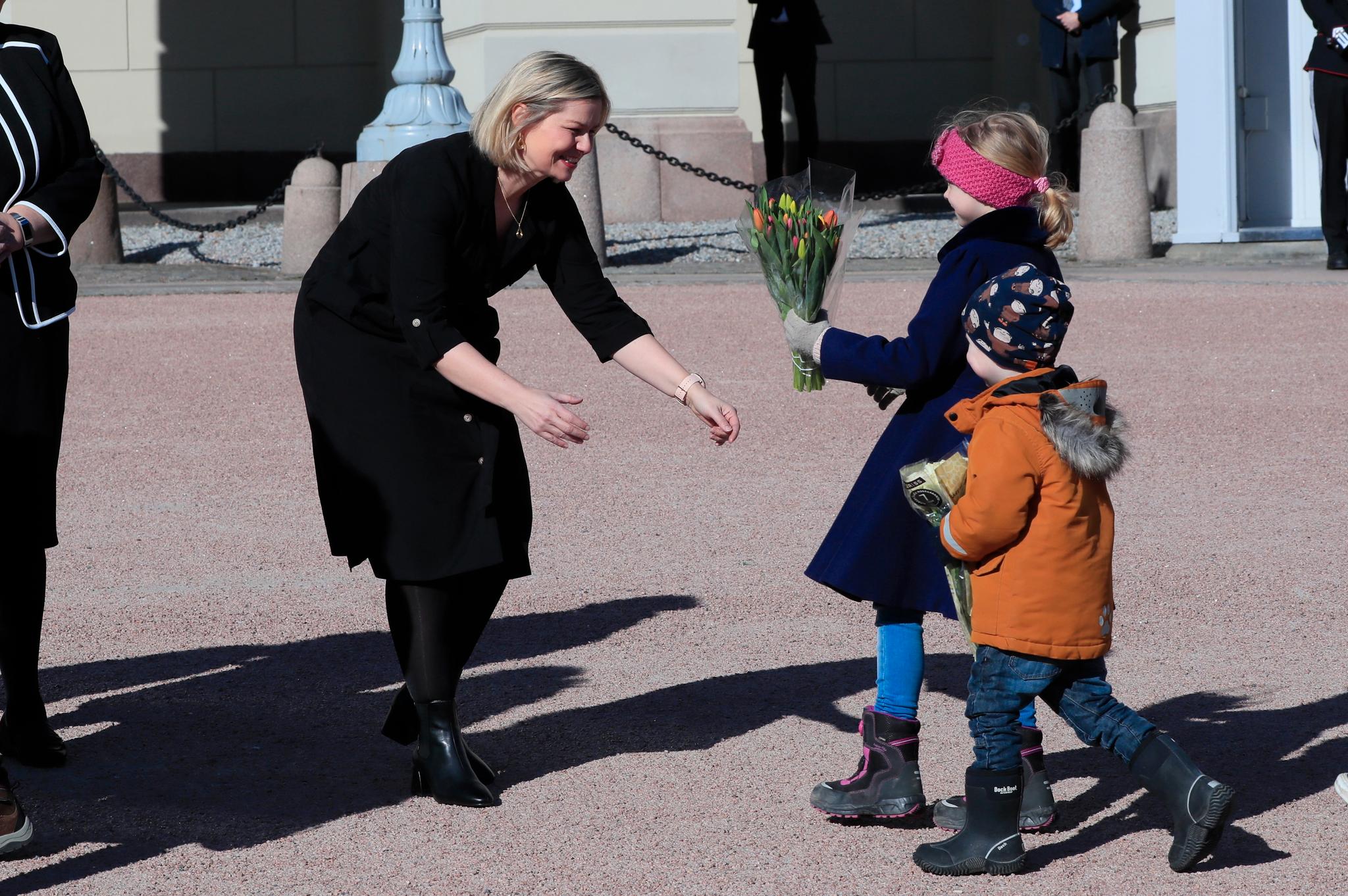 Nybakt kunnskaps- og integreringsminister Guri Melby får blomster fra barna.
