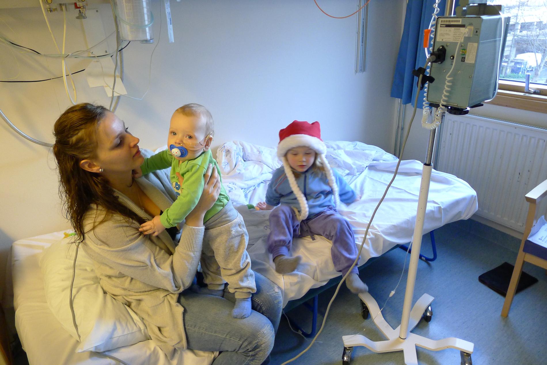 PÅ SYKEHUSET: Mikkel fikk god hjelp av legene på Rikshospitalet og på Ullevål i Oslo. Bare fire barn i Norge får hans kreftform årlig. I dag er Mikkel frisk. Her sammen med mamma Birgitte Bentung Lygre og storesøster Vilde. 