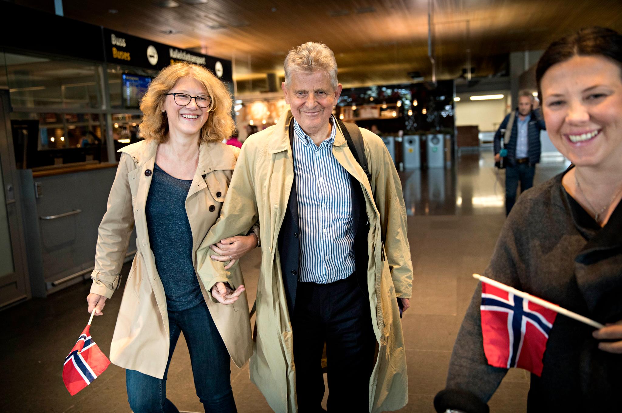 Arild Øyen ankommer Gardermoen torsdag formiddag. Lisa Øyen (t.v.) og Tsiky Øyen tok i mot faren.