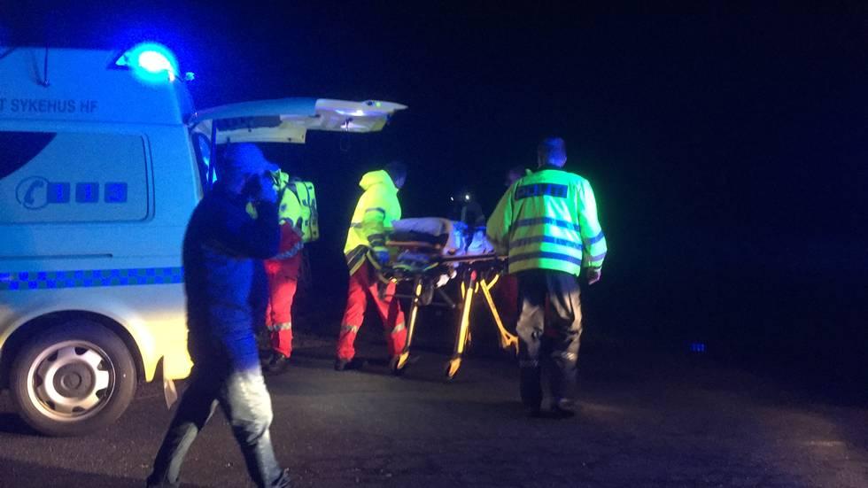 En person er fløyet til sykehus etter å ha blitt hentet opp av vannet ved Borhaug i Farsund torsdag kveld.