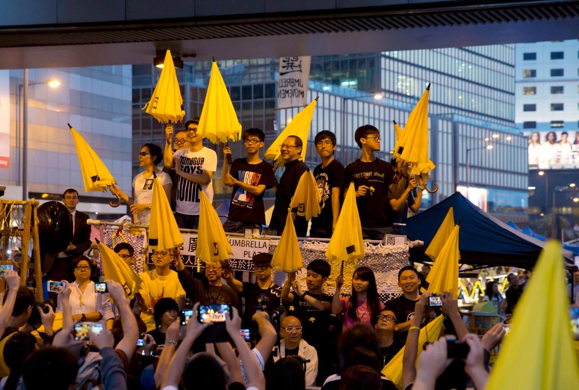 Joshua Wong (nr. 3 fra venstre) sammen med blant andre jusprofessor og grunnlegger av Occupy Central, Benny Tai (nr. 3 fra høyre) på okkupert område utenfor Hongkong-regjeringens hovedkvarter i oktober 2014. 