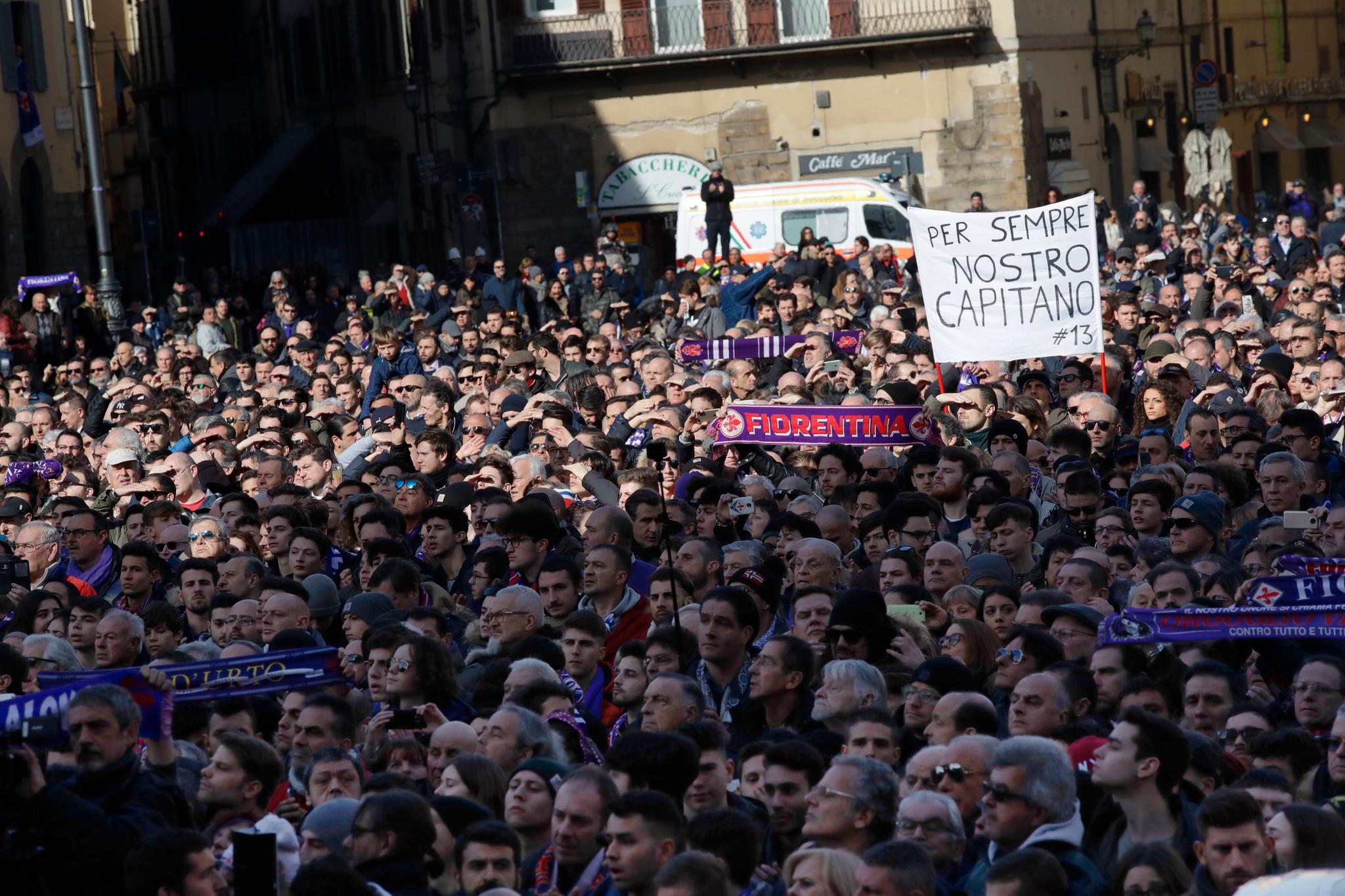 «For alltid vår kaptein», sto det på et banner i folkemengden i Firenze.