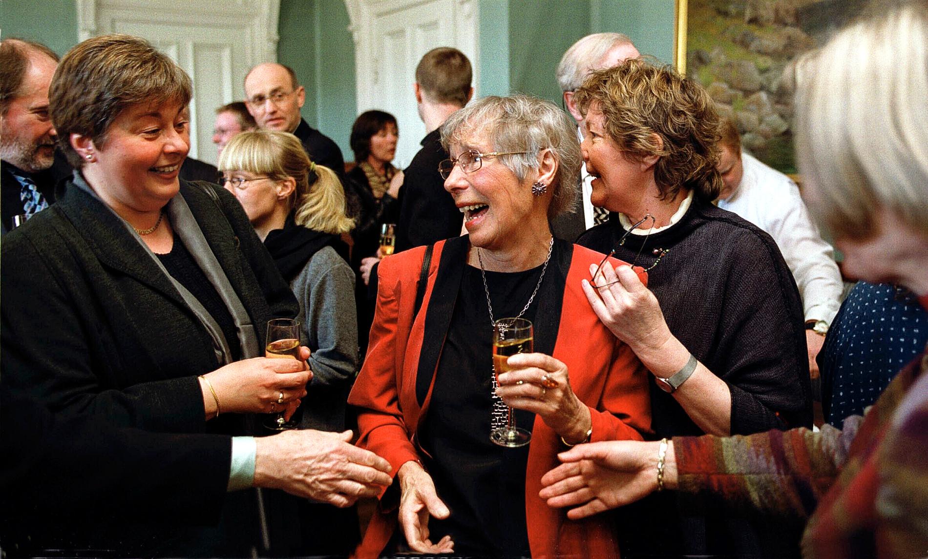 KOMMANDØR: Ida Blom (i rødt) ble  kommandør av st.Olavs orden for sitt arbeid med kvinneforskning. Her fra feiringen.