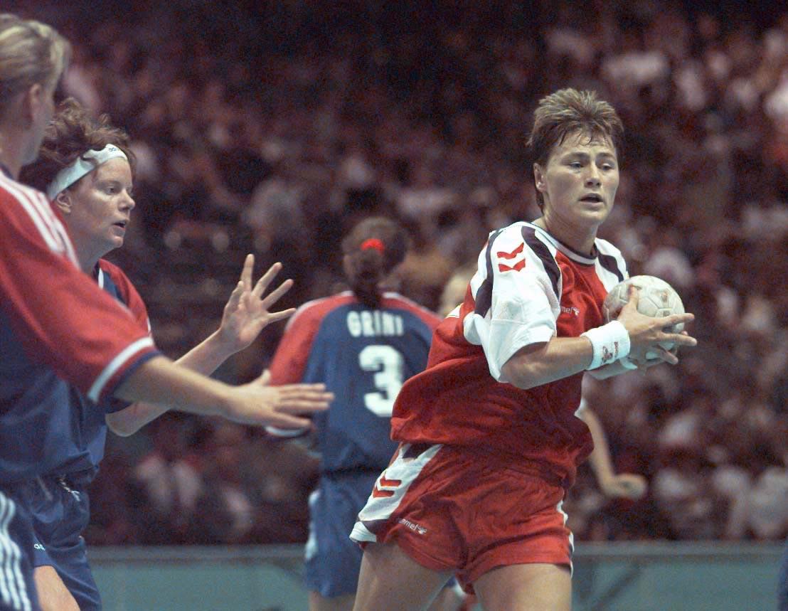 DOMINERTE: Anja Andersen under OL-finalen i 1996. Til venstre Tonje Larsen, nå assisterende trener for Norge.