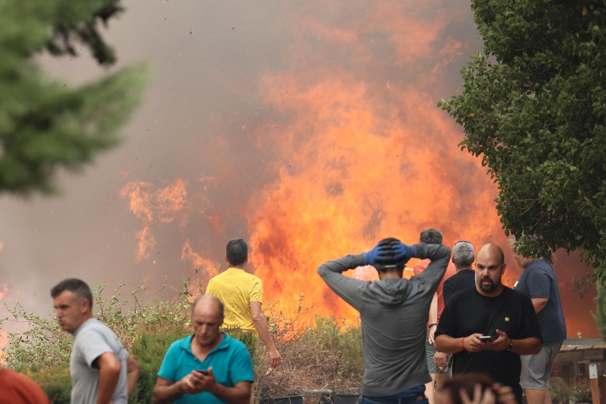 Beboere betrakter en nylig oppstått skogbrann ved en landsby vest for Zaragoza i Spania. Dagen etter måtte de evakueres. Det har vært rekordmange branner i Europa i år på grunn av langvarig tørke og knusktørre forhold. 