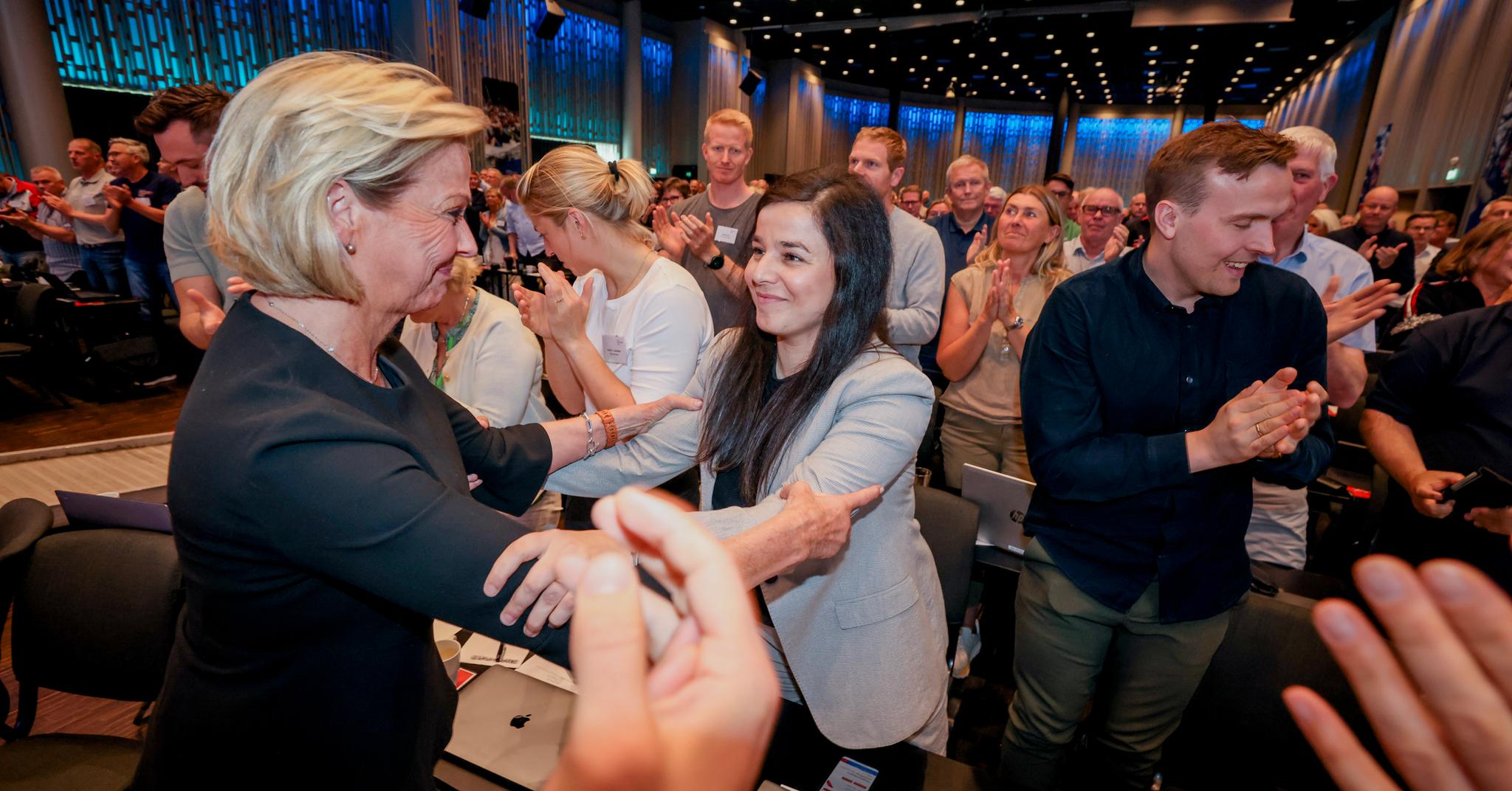 Zaineb Al-Samarai blir gratulert av Berit Kjøll etter at hun ble valgt som ny idrettspresident under Idrettstinget i Norges Idrettsforbund Bergen.