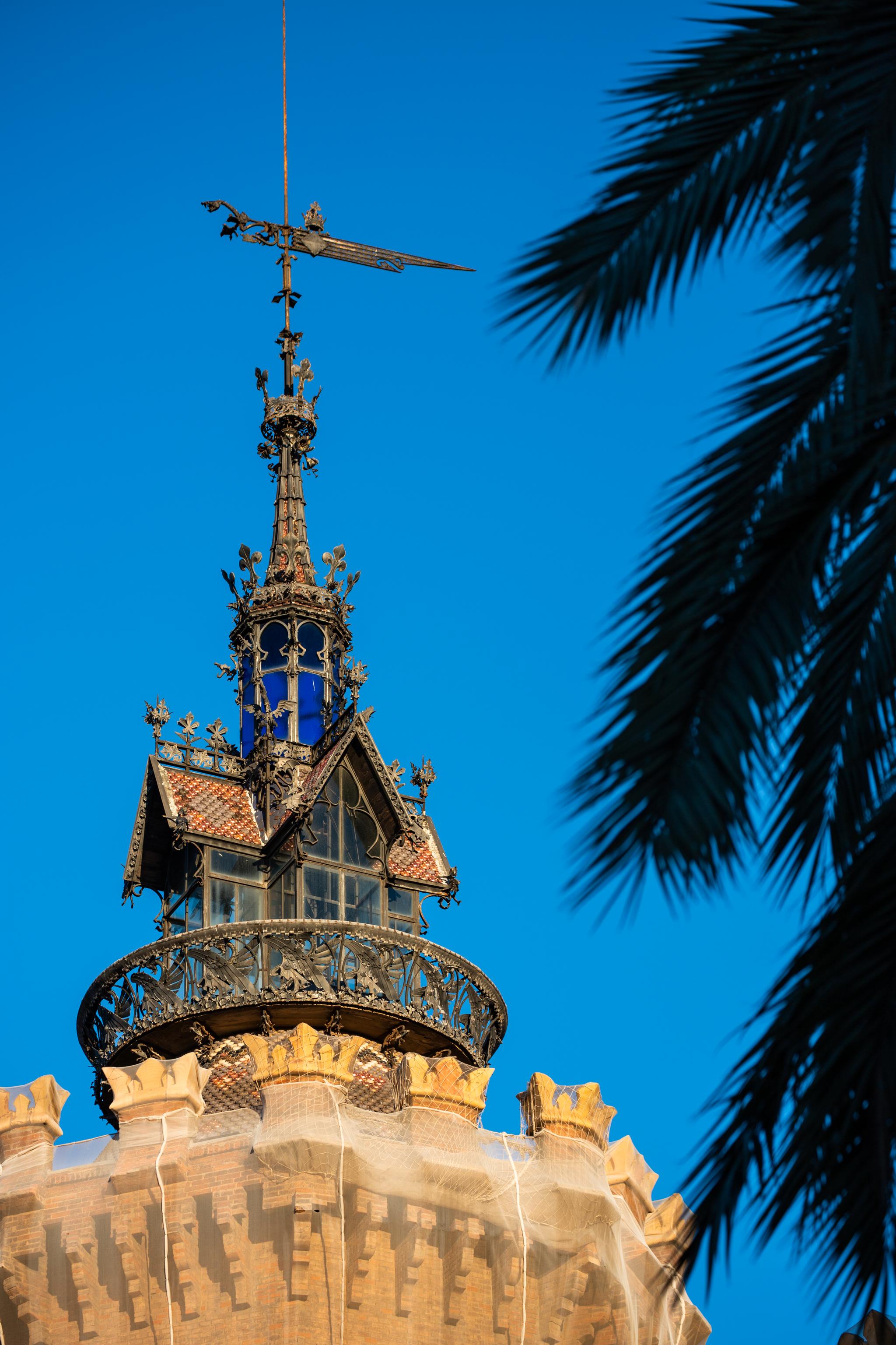 Et vakkert spir dekorerer toppen av Montaners slottslignende Castell dels Tres Dragons.