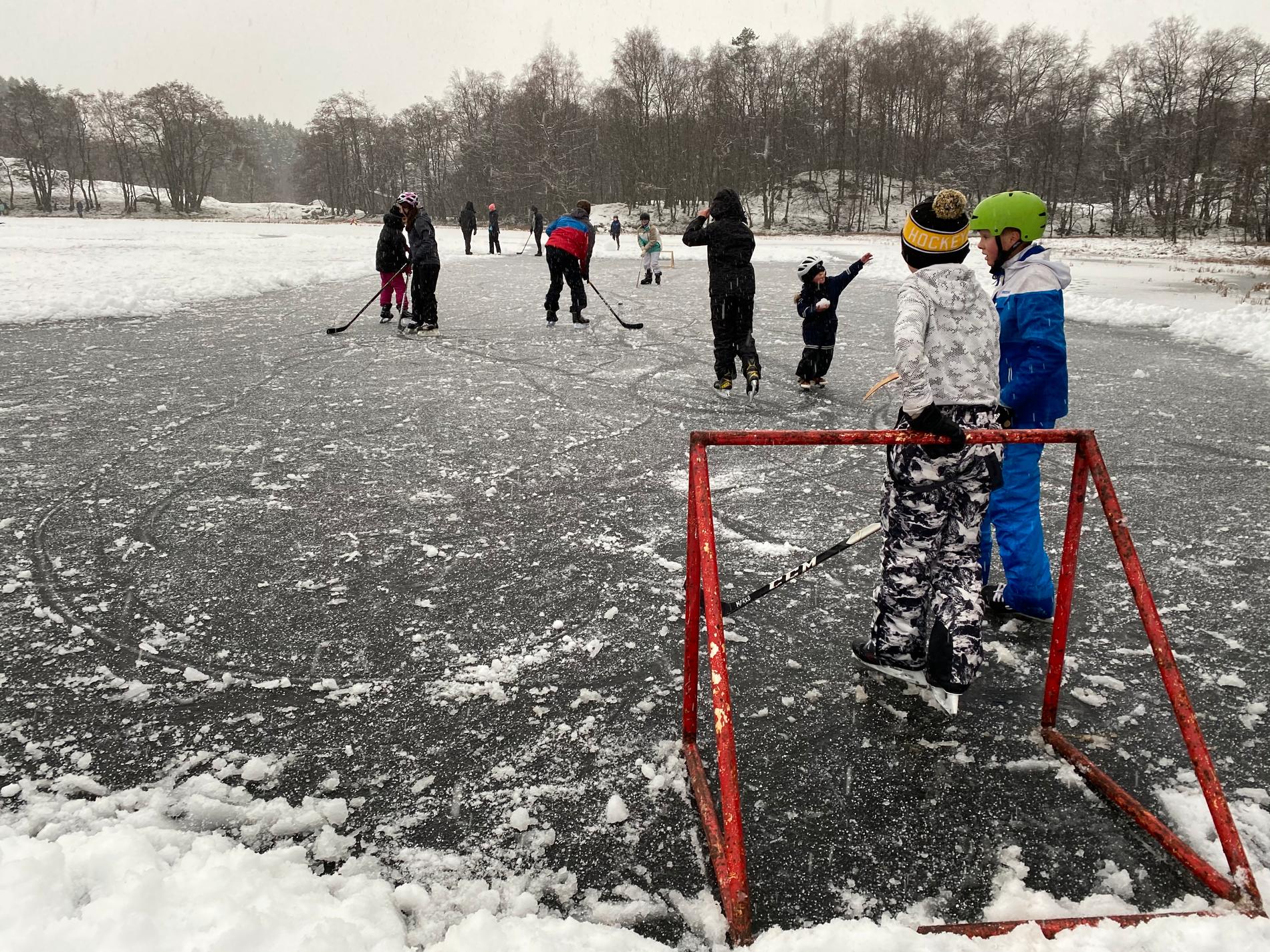Hockey-kamp på Lauvsnesvatnet for eit par veker sidan.