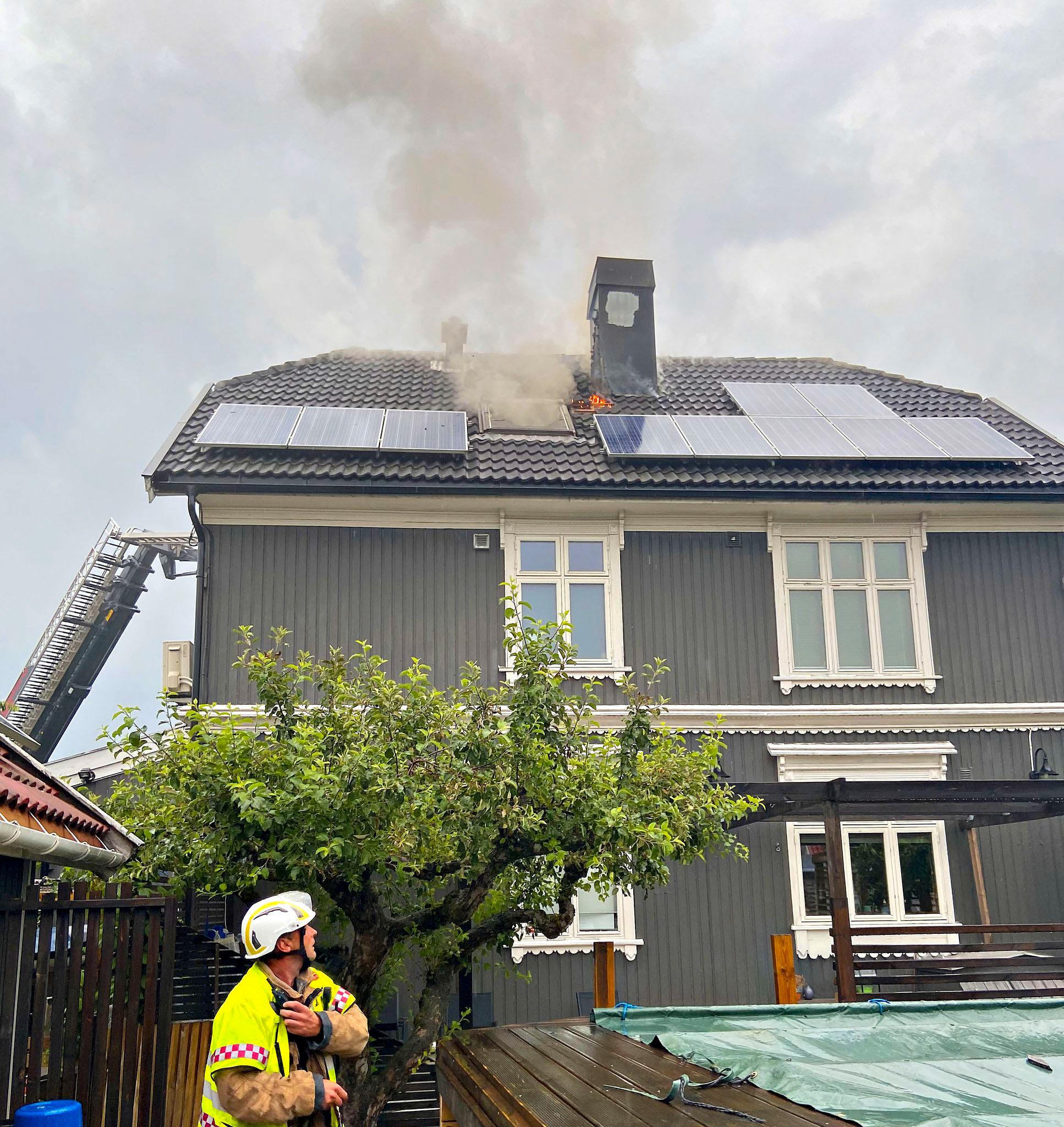 Det brenner i en bolig i Larvikgaten i Tønsberg søndag morgen. 
