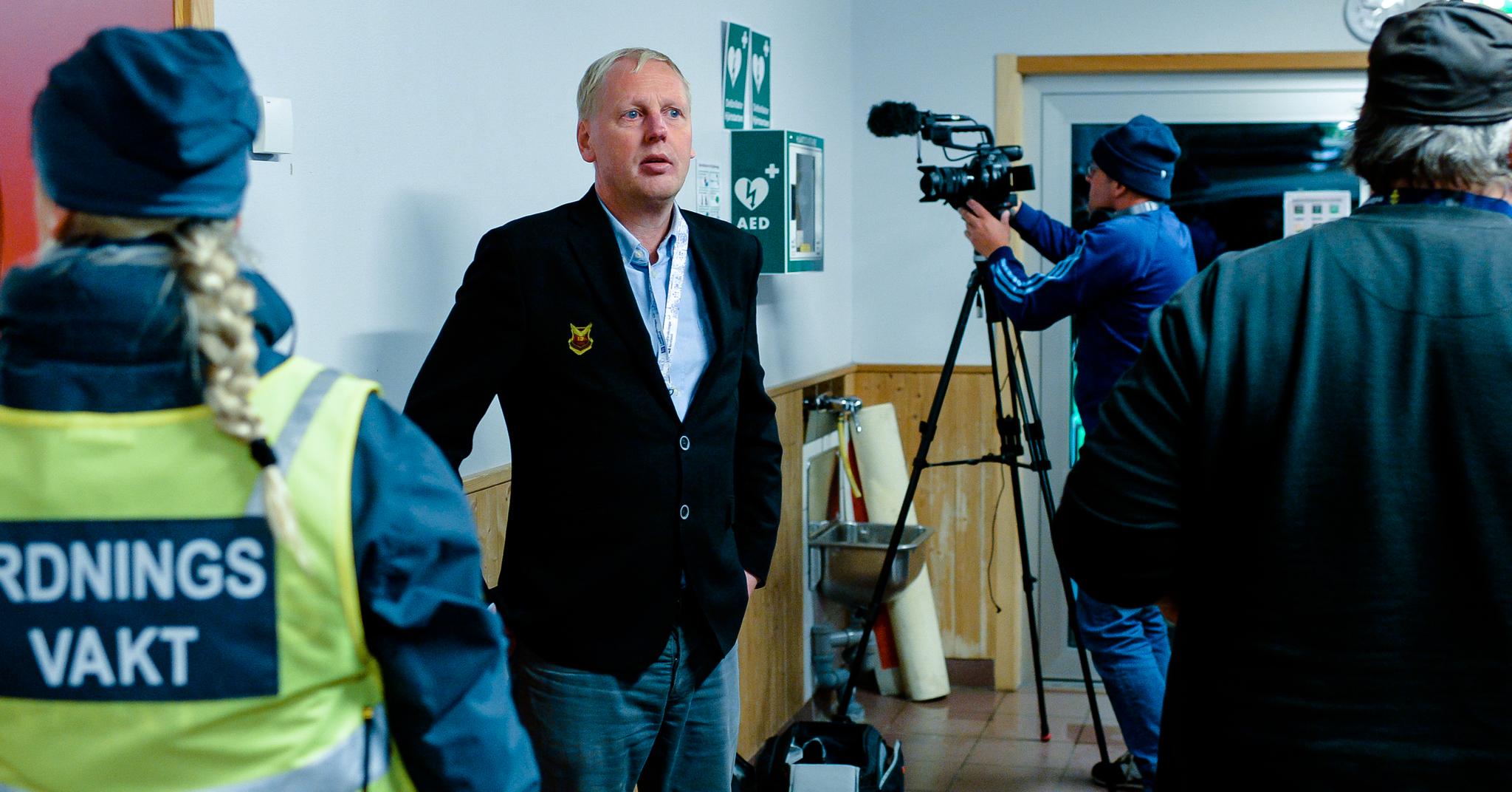 Turbulent: Östersunds kommunikasjonssjef Niclas Lidström forsøker å være positiv, men det er ikke enkelt i den situasjonen sensasjonslaget har havnet i. Her er han i pressesonen etter tapet mot Djurgården.