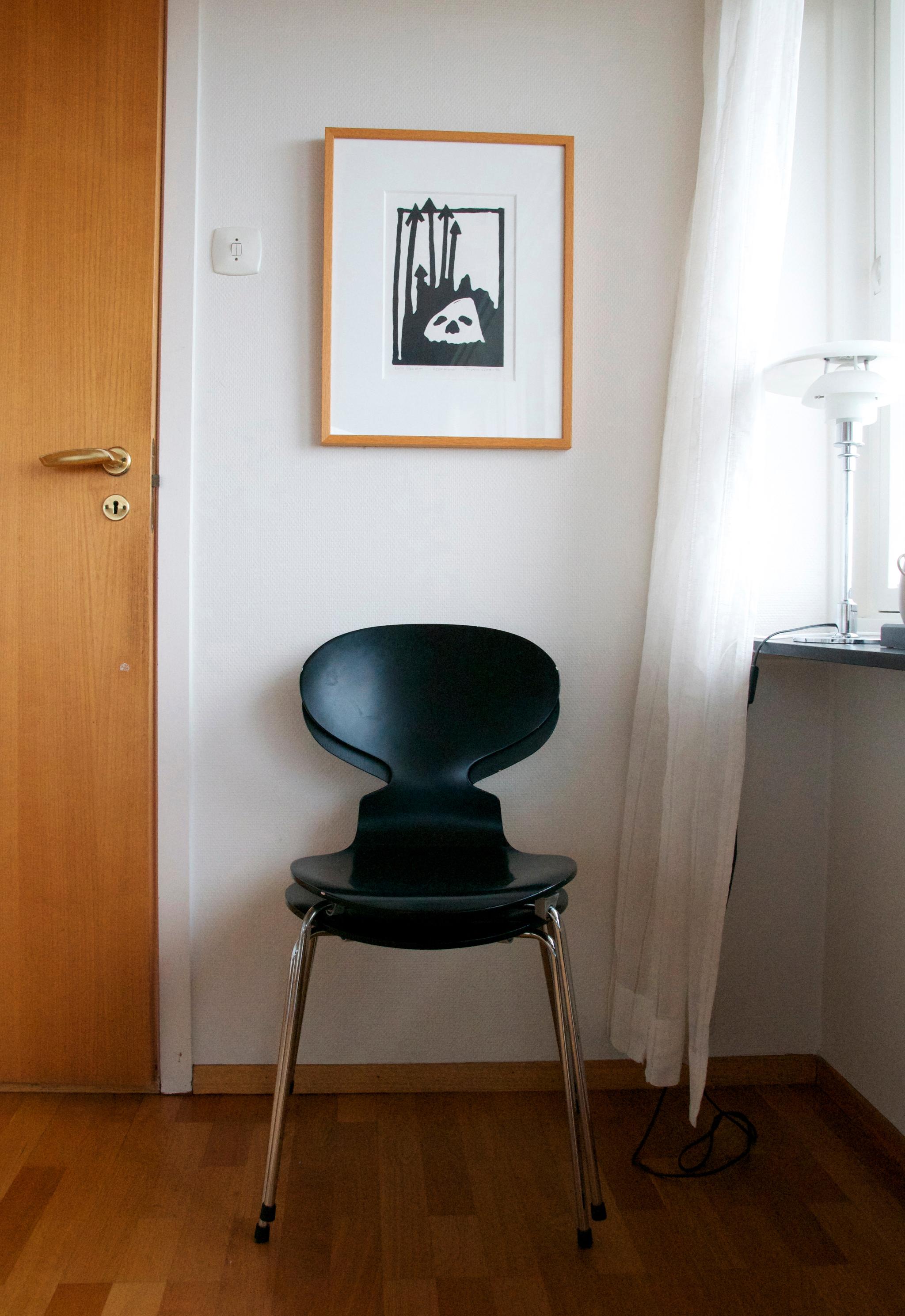 DESIGN: Arne Jakobsen-stolen som Hege kjøpte for konfirmasjonspengene, her sammen med trykk av Trygve Goa.