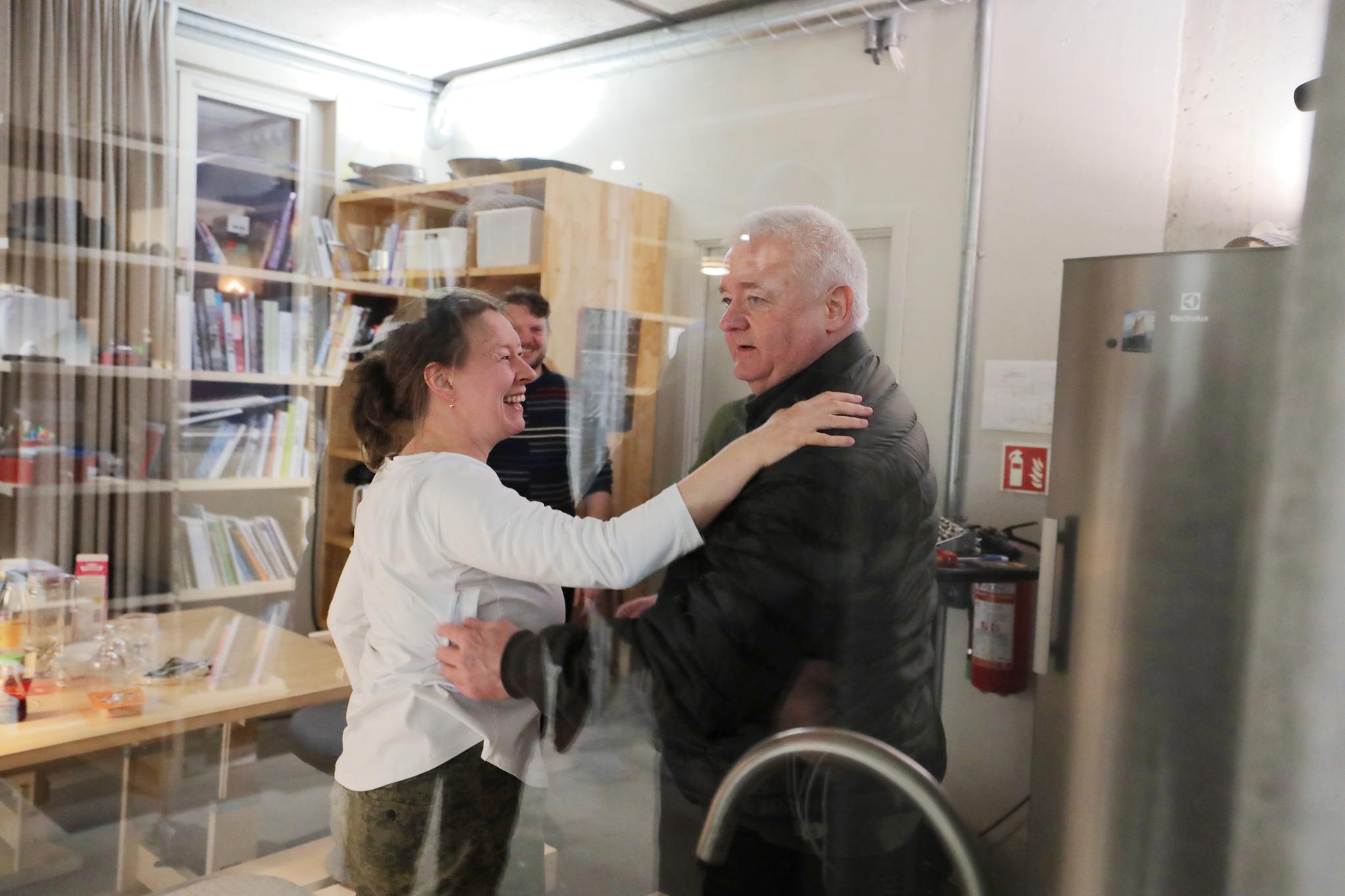 Frode Berg møtte mandag Luba Kuzovnikova, som er kunstnerisk leder i Pikene på broen.
