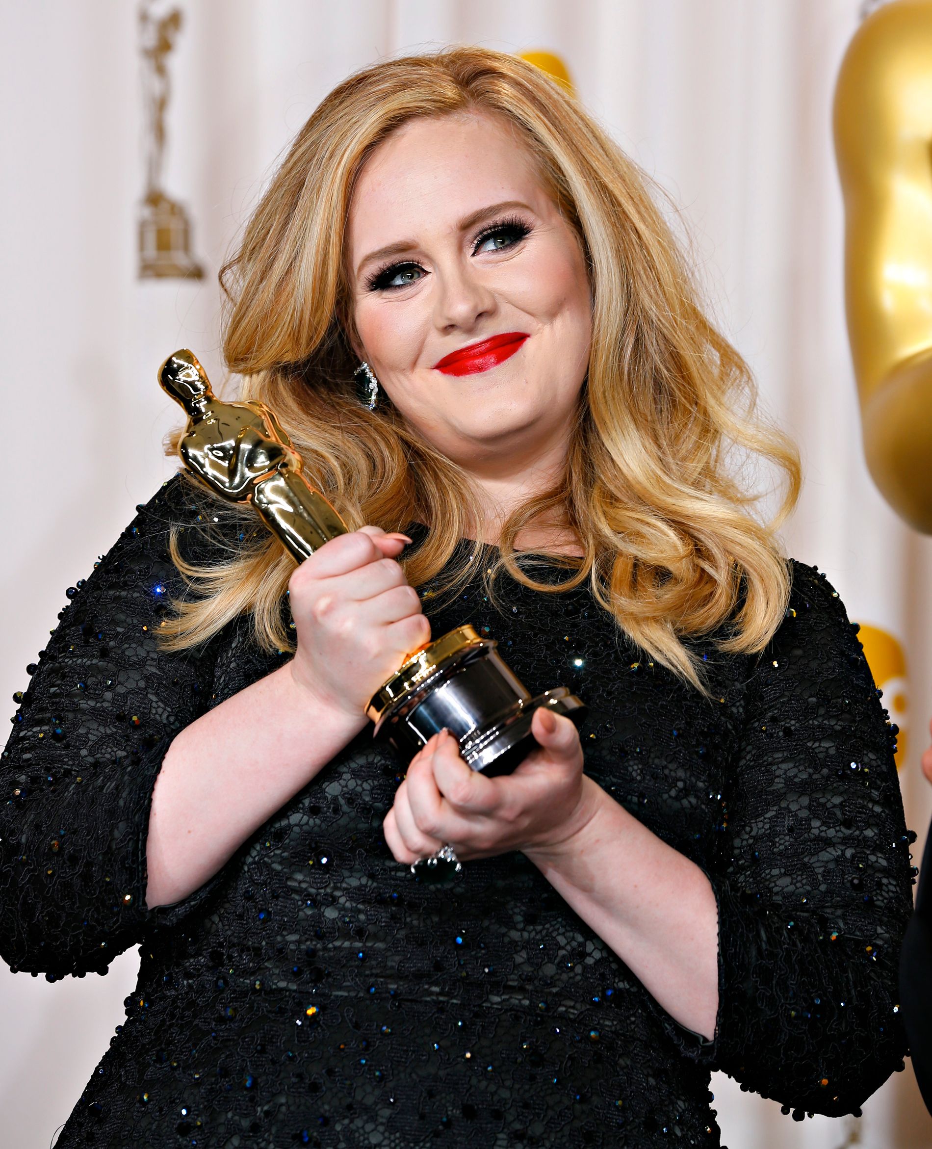 Adele i 2013 da hun fikk Oscar for Beste Original Song for «Skyfall». 
