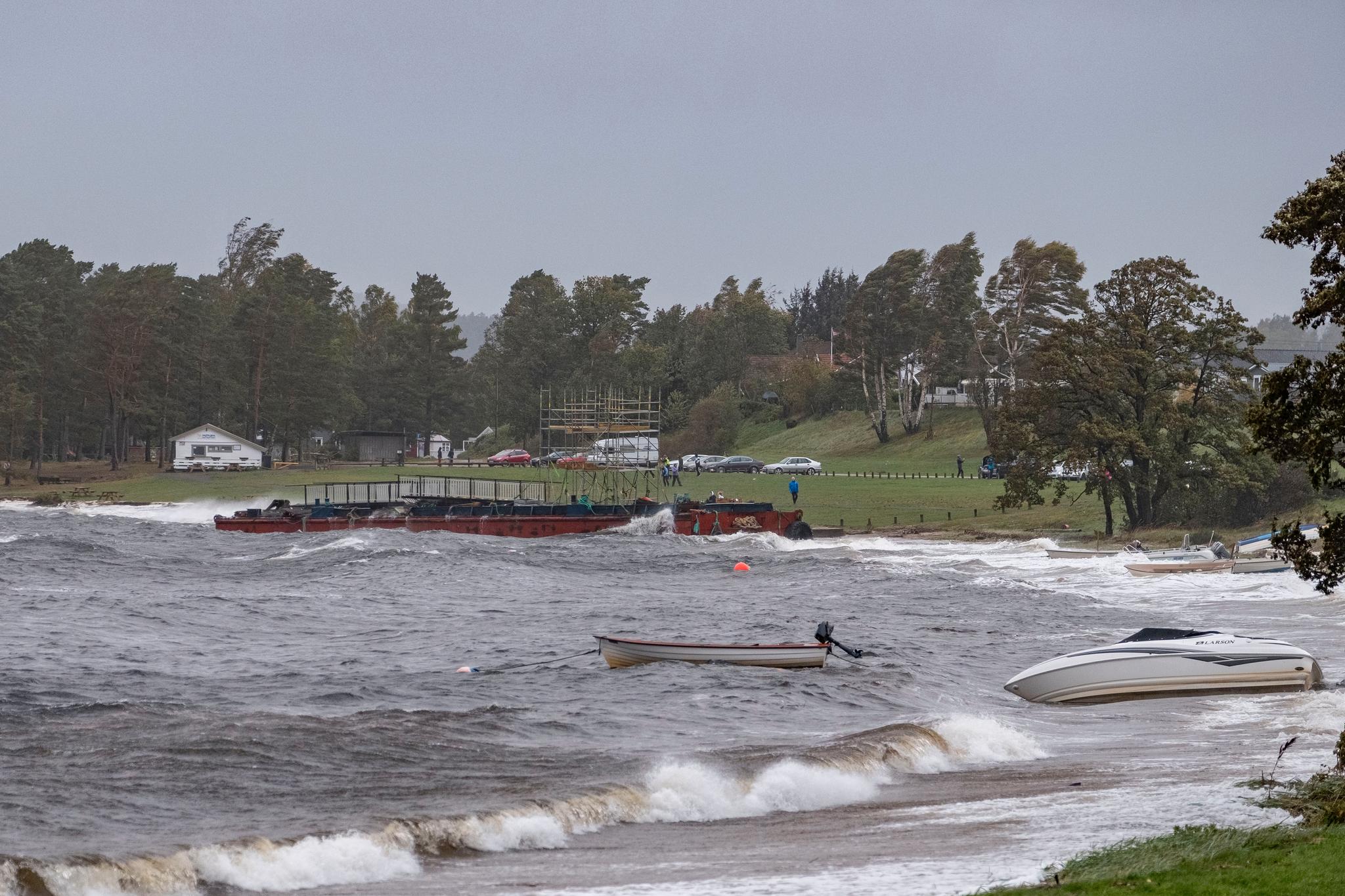 På Hamresanden i Kristiansand slet båter seg løs og havnet på land, og en stor lekter som slet seg fra den nye Varoddbroa som bygges har gått på land.