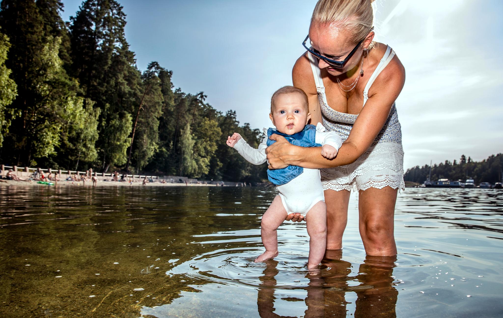 Eilen Skarnes med datteren Emma (3,5 måned) slappet av med vassing i strandkanten på Bygdøy. 
