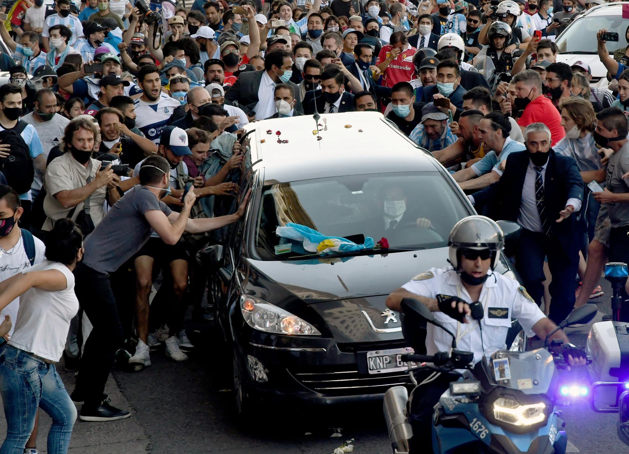 STRØMMET TIL GATENE: Folk strømmet til gatene i Buenos Aires for å ta et siste farvel med Maradona.