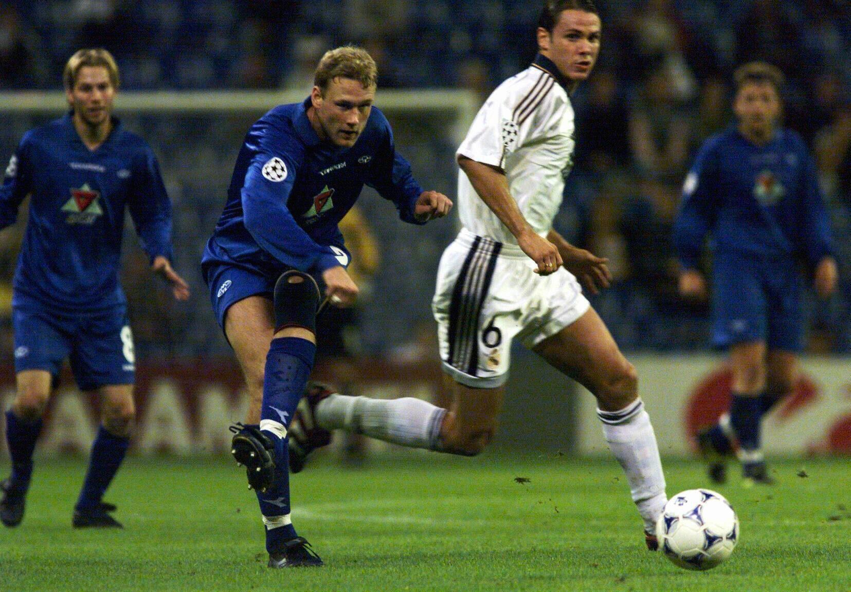 Fernando Redondo (hvit drakt) skal ha blitt dårlig behandlet av Florentino Pérez i forretningsmannens første periode som klubbpresident. Her ser hans Andreas Lund skyte under en kamp mellom Molde og Real Madrid i Champions League i 1999.