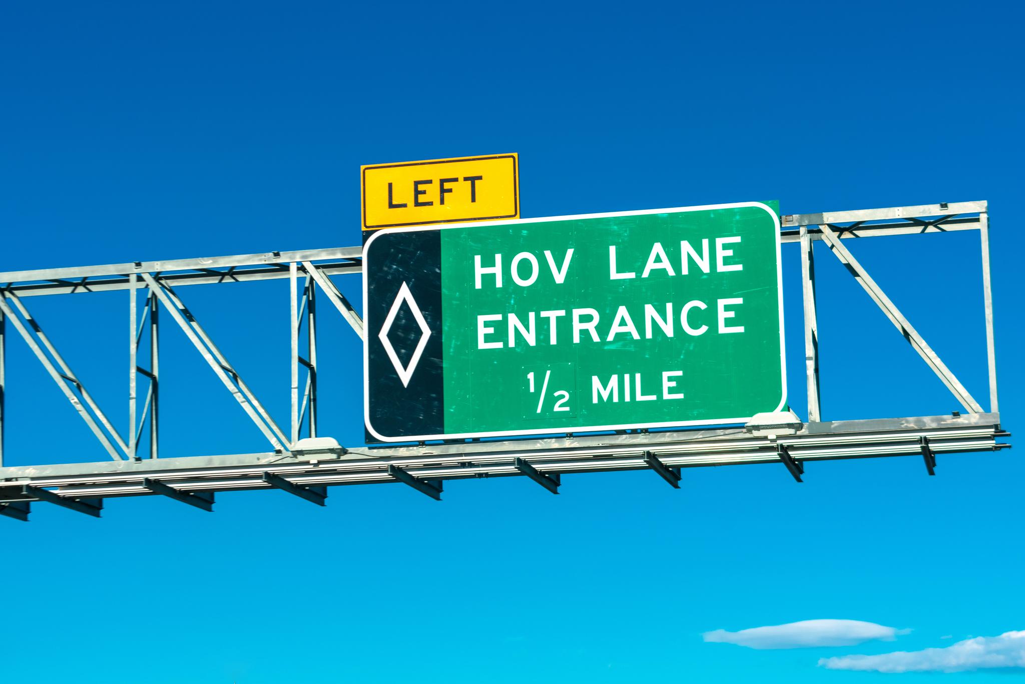 Hov lane er en forkortelse for «high-occupancy vehicle lane». Dette er kjørefelter som man må være flere enn én person i bilen, for å bruke. Hensikten er å få flere til å kjøre sammen.