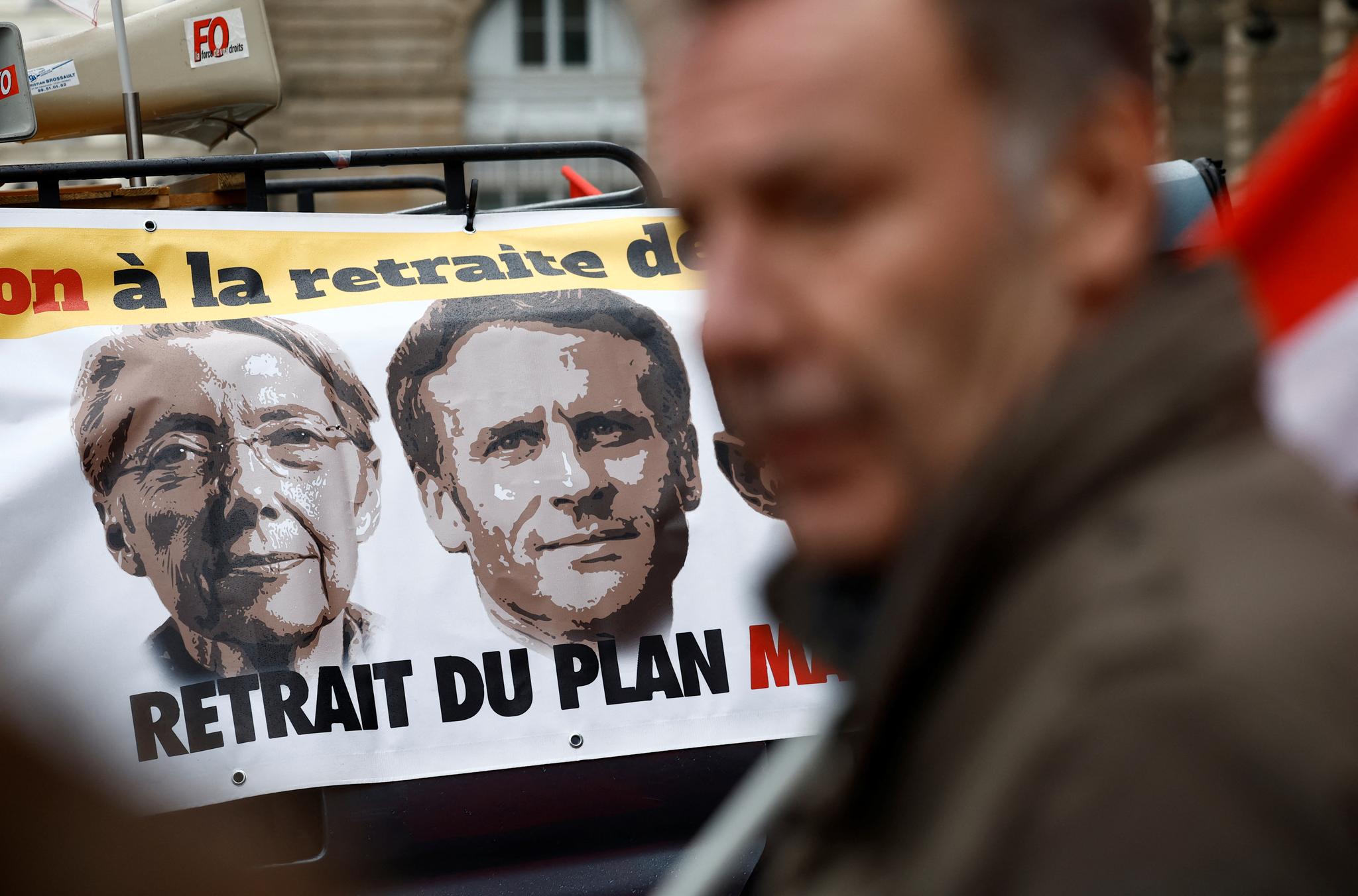 Frankrikes president Emmanuel Macron og statsminister Élisabeth Borne er blitt skyteskiver for demonstrantene. 