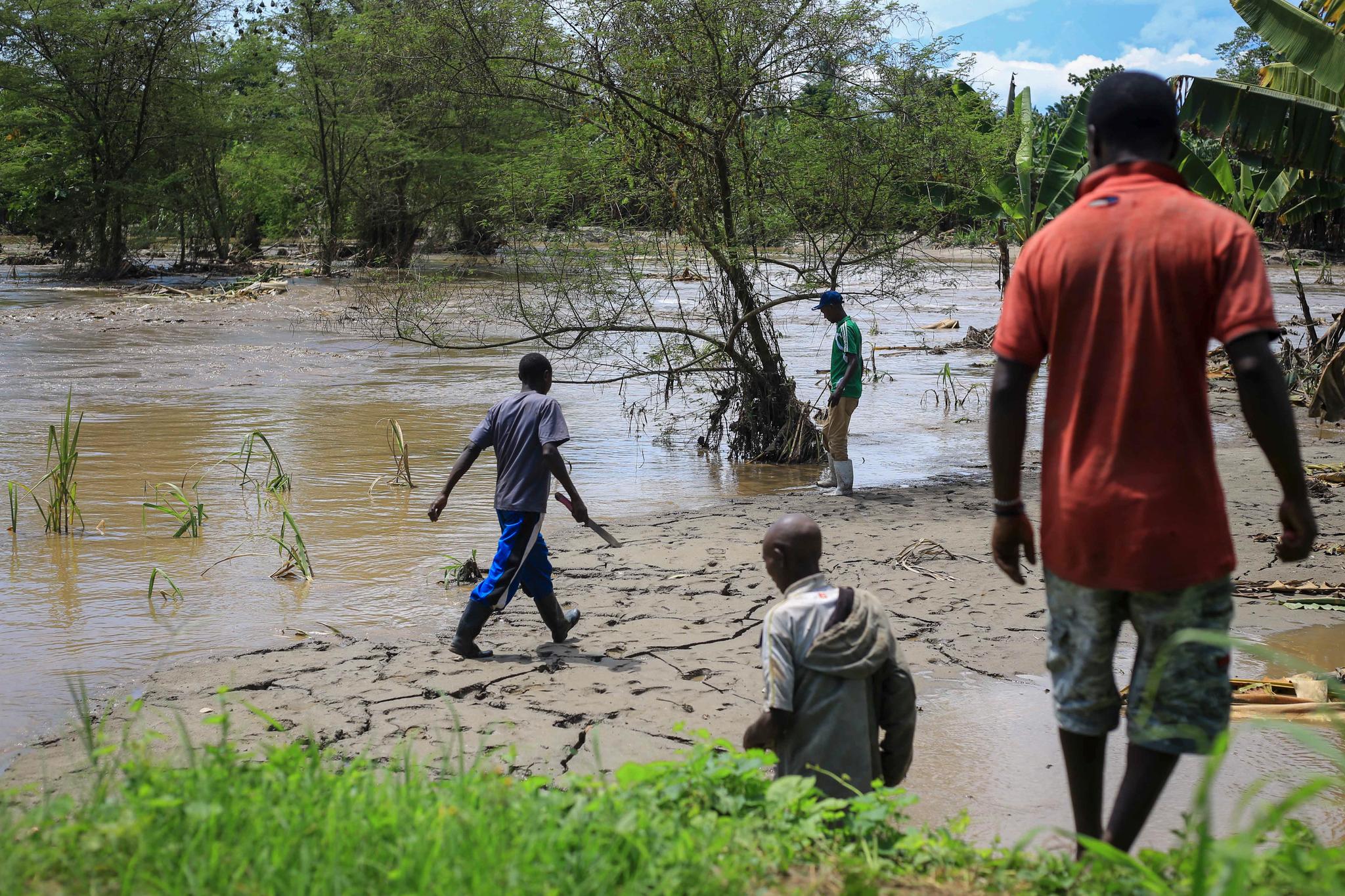 DR Kongo er nummer to på Flyktninghjelpens liste over verdens mest neglisjerte kriser i 2019. Så langt i år har landet vært preget av gresshoppesvermer, korona og dødelige oversvømmelser, som her ved breddene av Lubiriha-elva øst i landet. Oversvømmelsene har fordrevet rundt en halv million mennesker. 