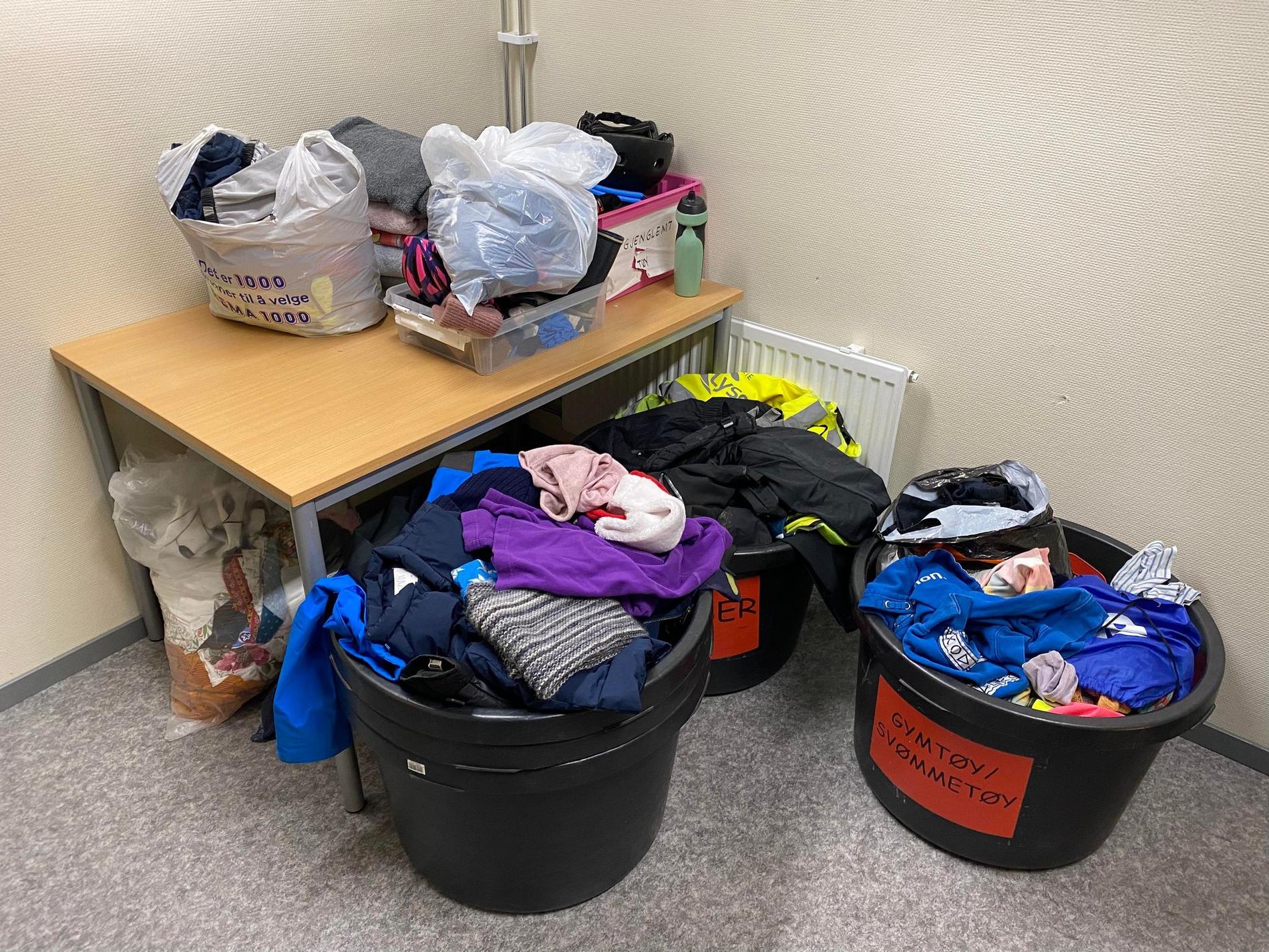Dette er gjenglemte klær for et halvt år ved Grødem skole.