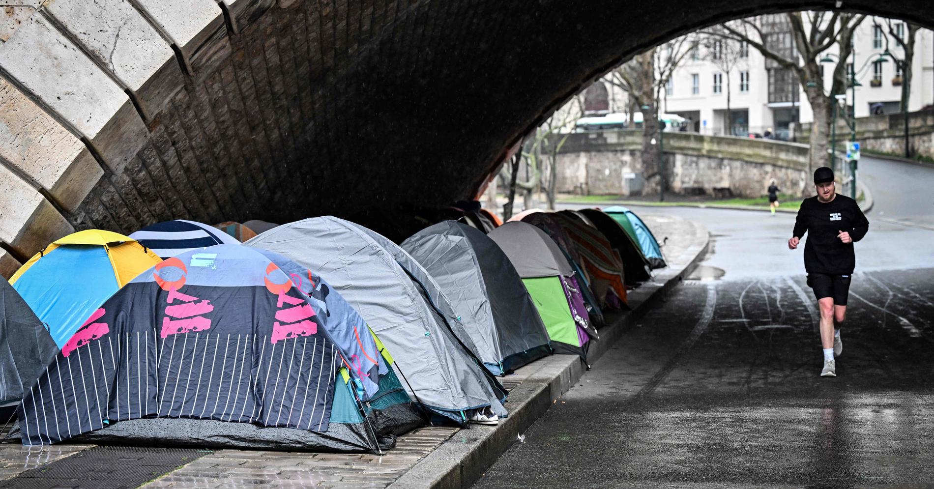 Hevder at Paris rydder gatene for hjemløse til OL