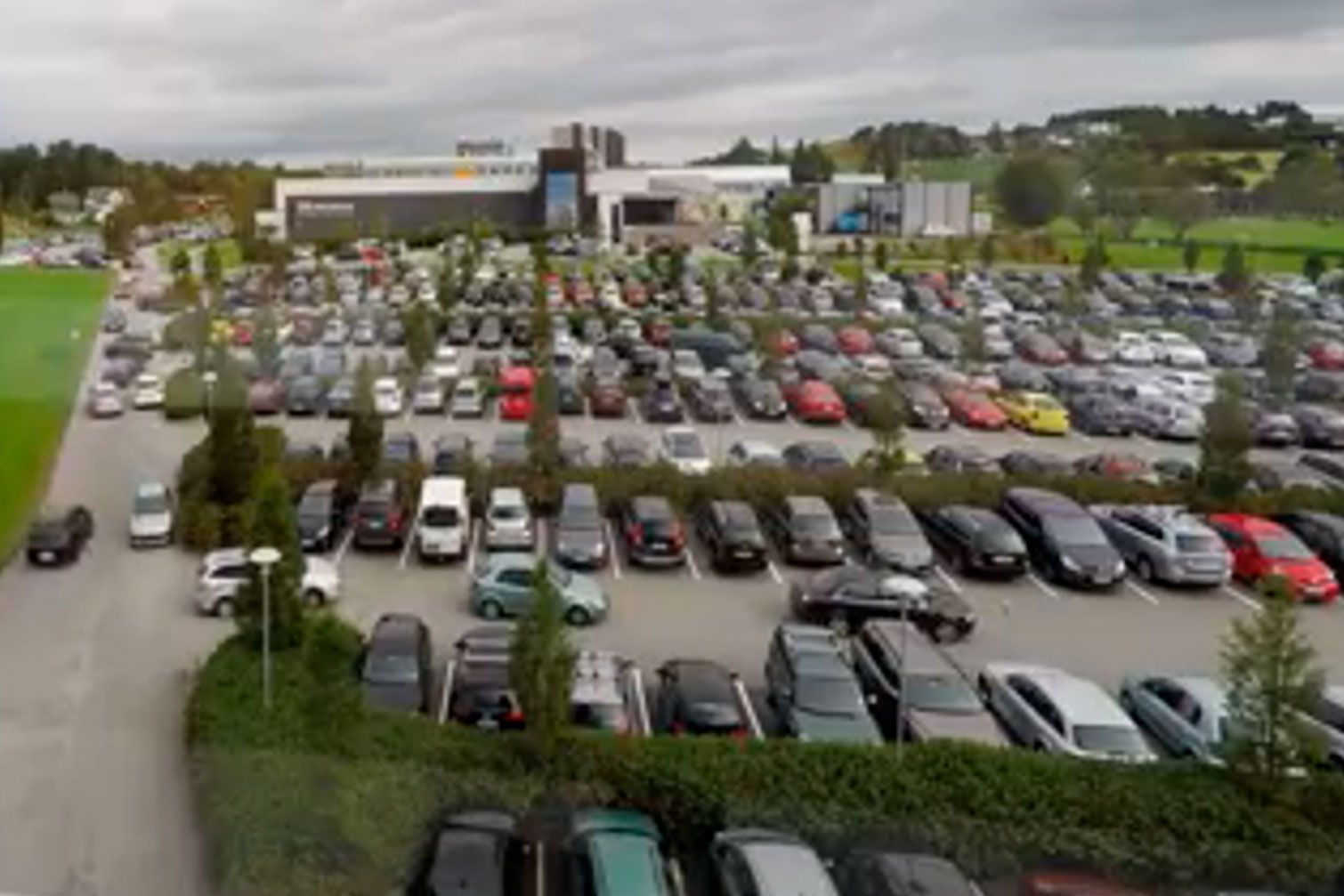 En vanlig dag i 2015. Student Trond Sømhovd filmet parkeringskaoset ved UiS. 