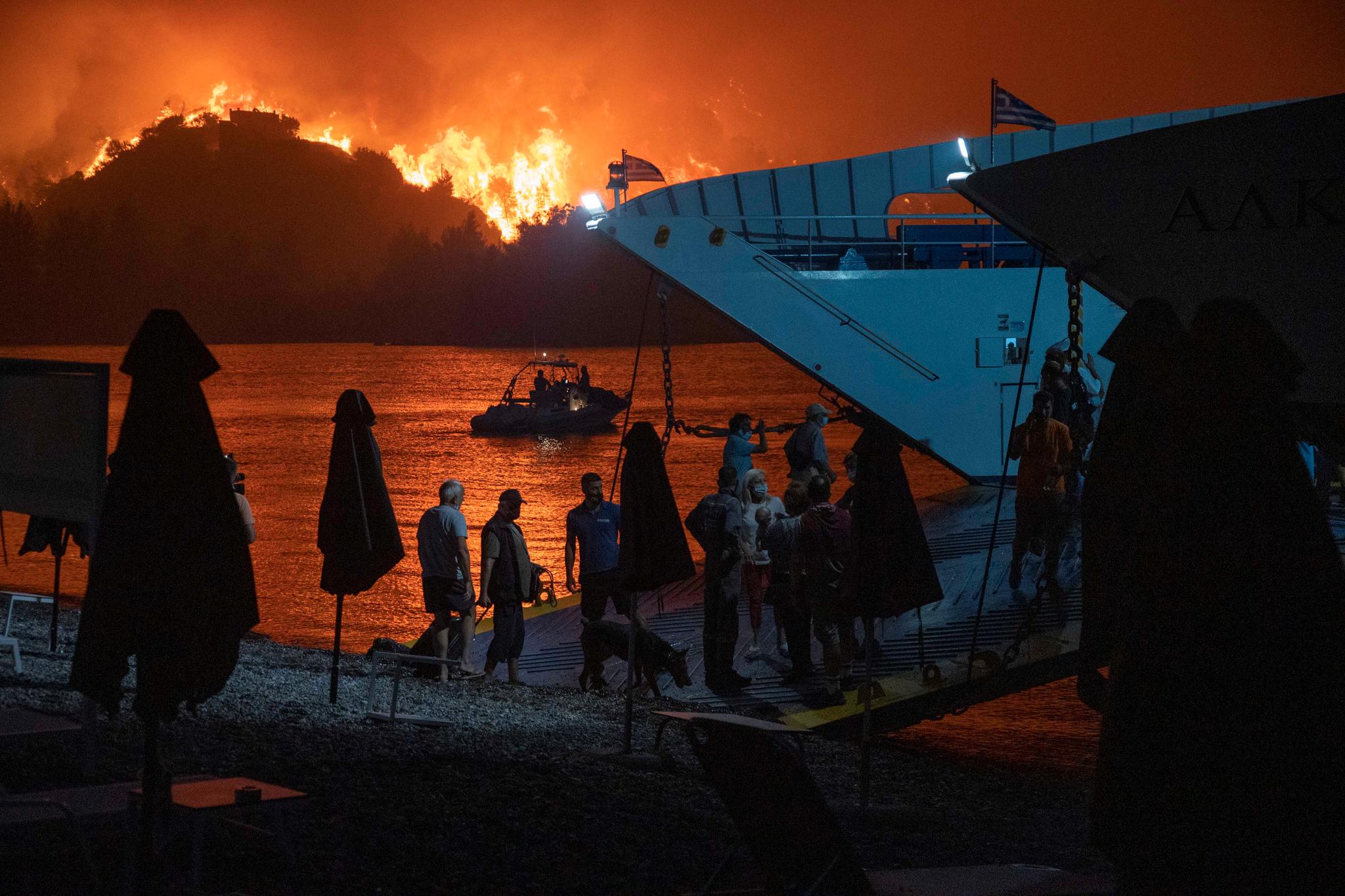 Bildet er fra landsbyen Limni på øya Evvia, rundt 160 kilometer nord for Athen. Beboerne her ble evakuert med ferge.