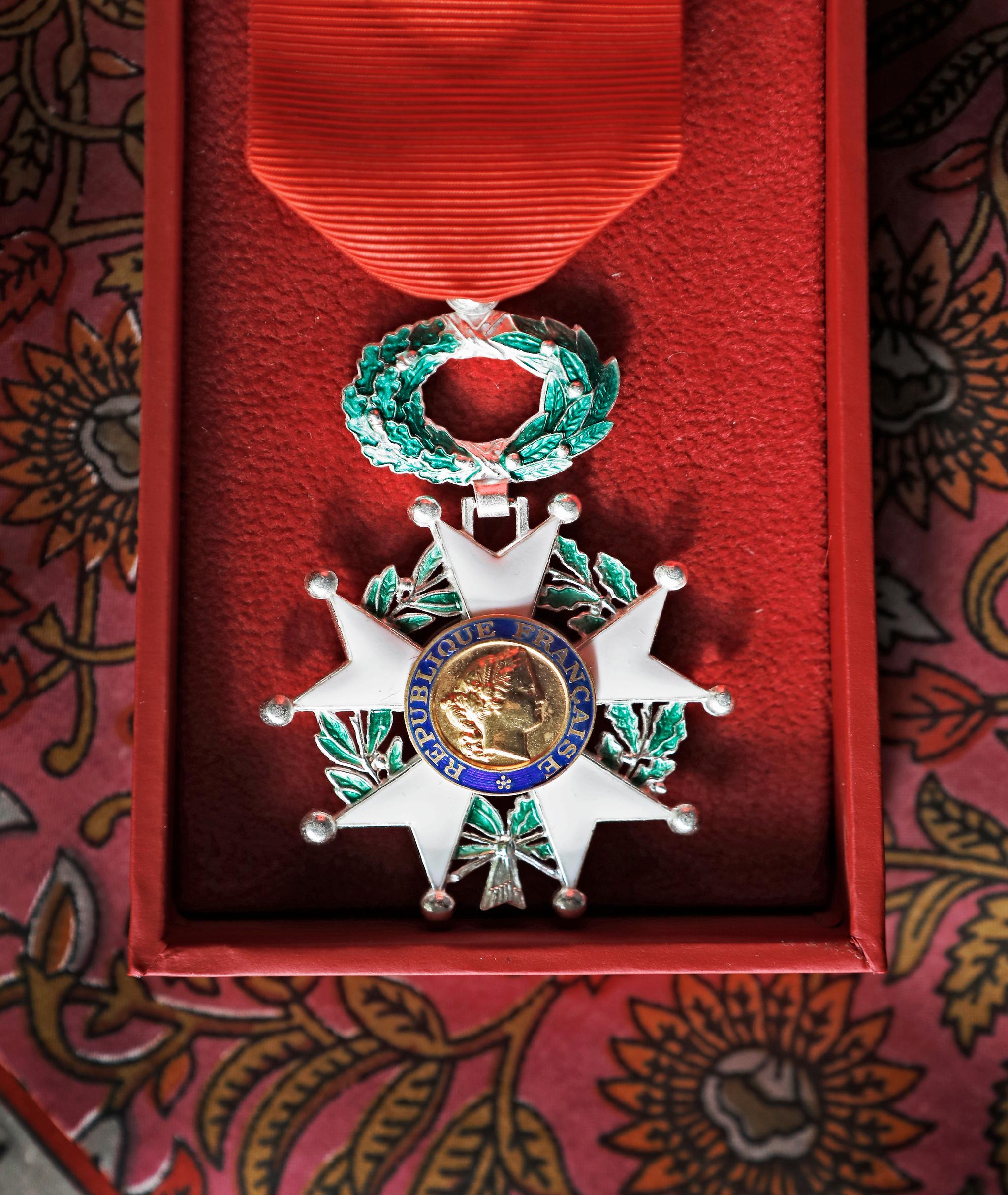 Moogalian har fått fortjenstmedaljen «Chevaliers de la Légion d'honneur» av den franske presidenten for innsatsen på toget.
