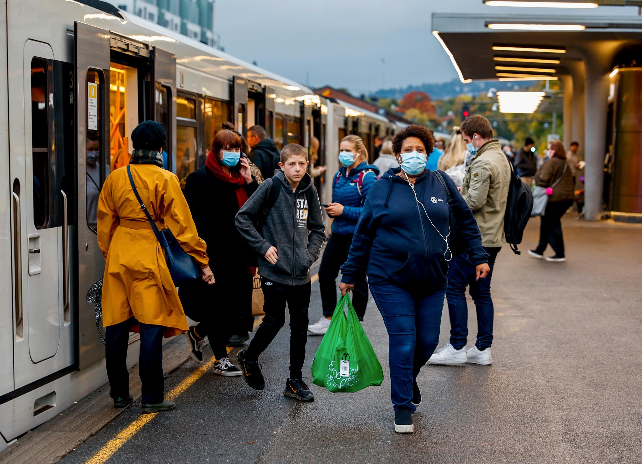 Også i Oslo er munnbind på offentlig kommunikasjon en del av hverdagen. Her fra Majorstuen T-banestasjon.