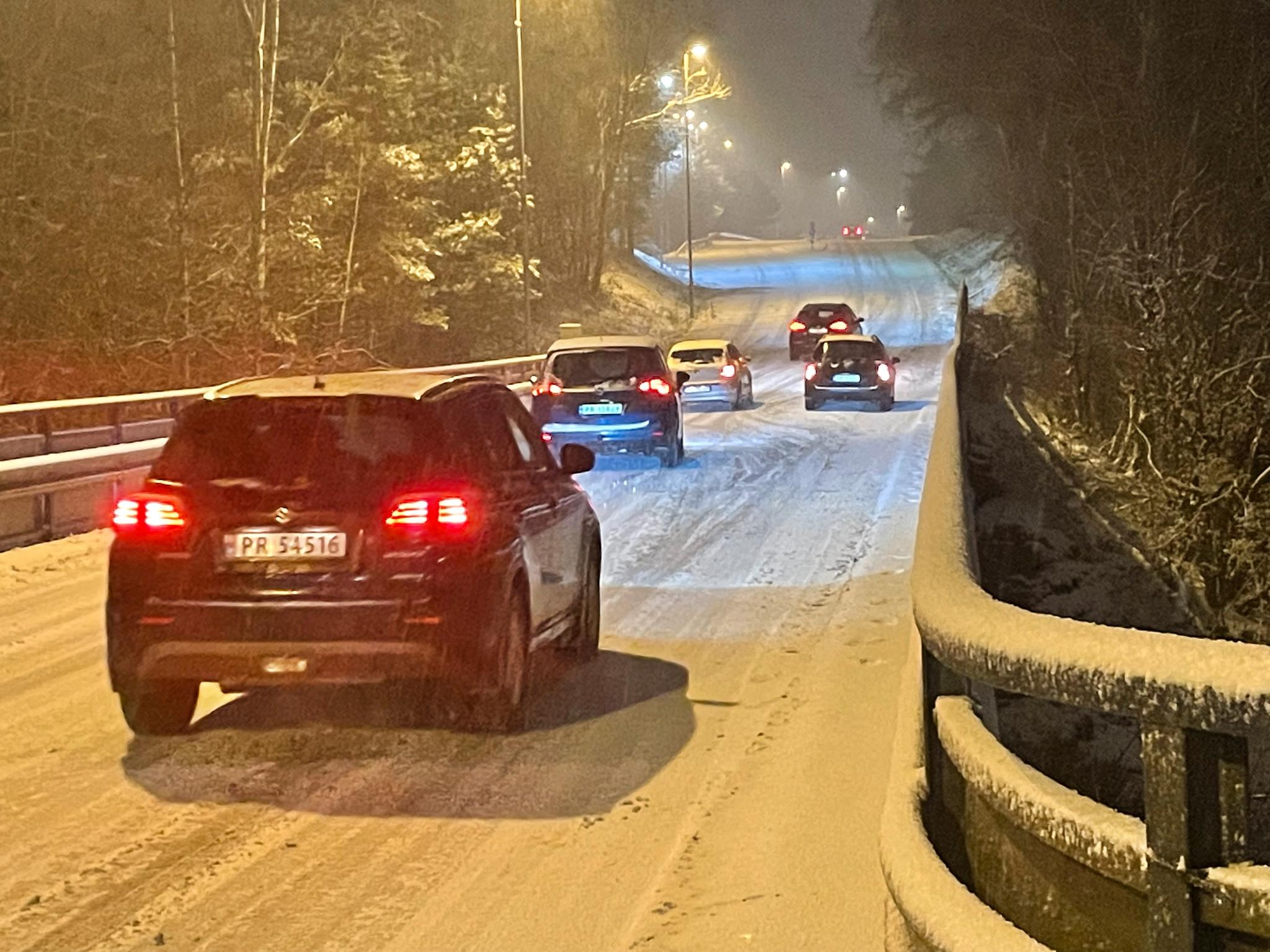 Enkelte bilister fikk problemer på det glatte føret i Kristiansand mandag ettermiddag. 