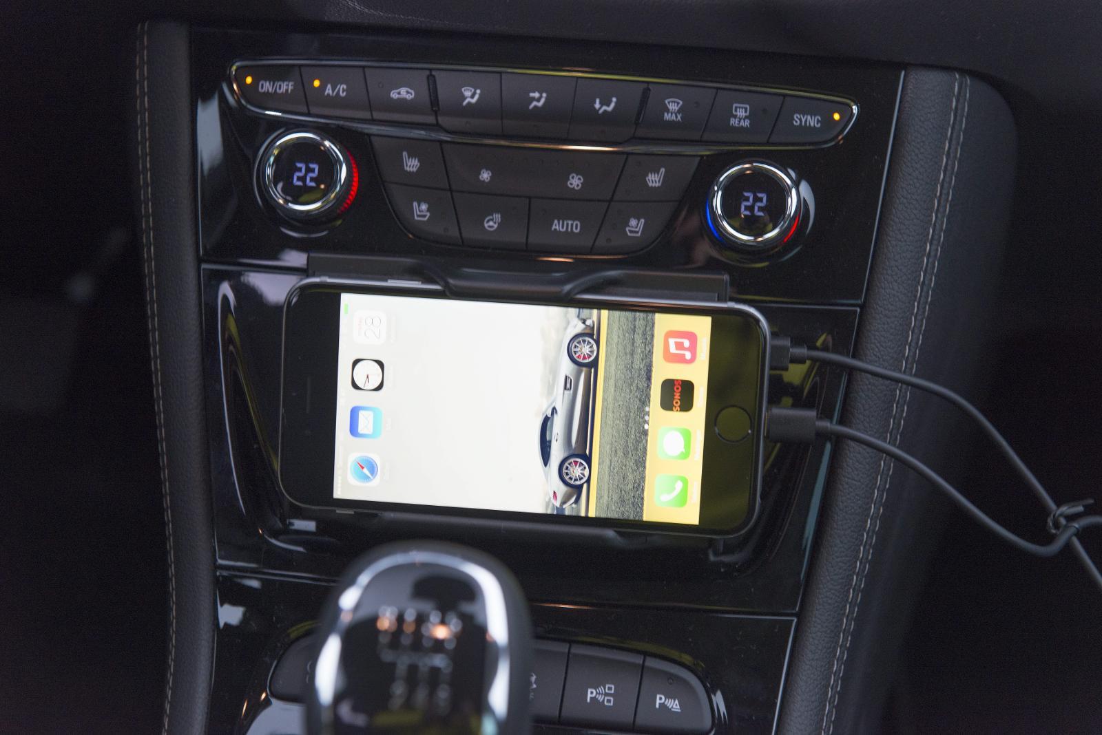 HOLDER: En egen holder lader mobiltelefonen din når du er på farten – samtidig som den integreres i bilens infotainmentsystem. 