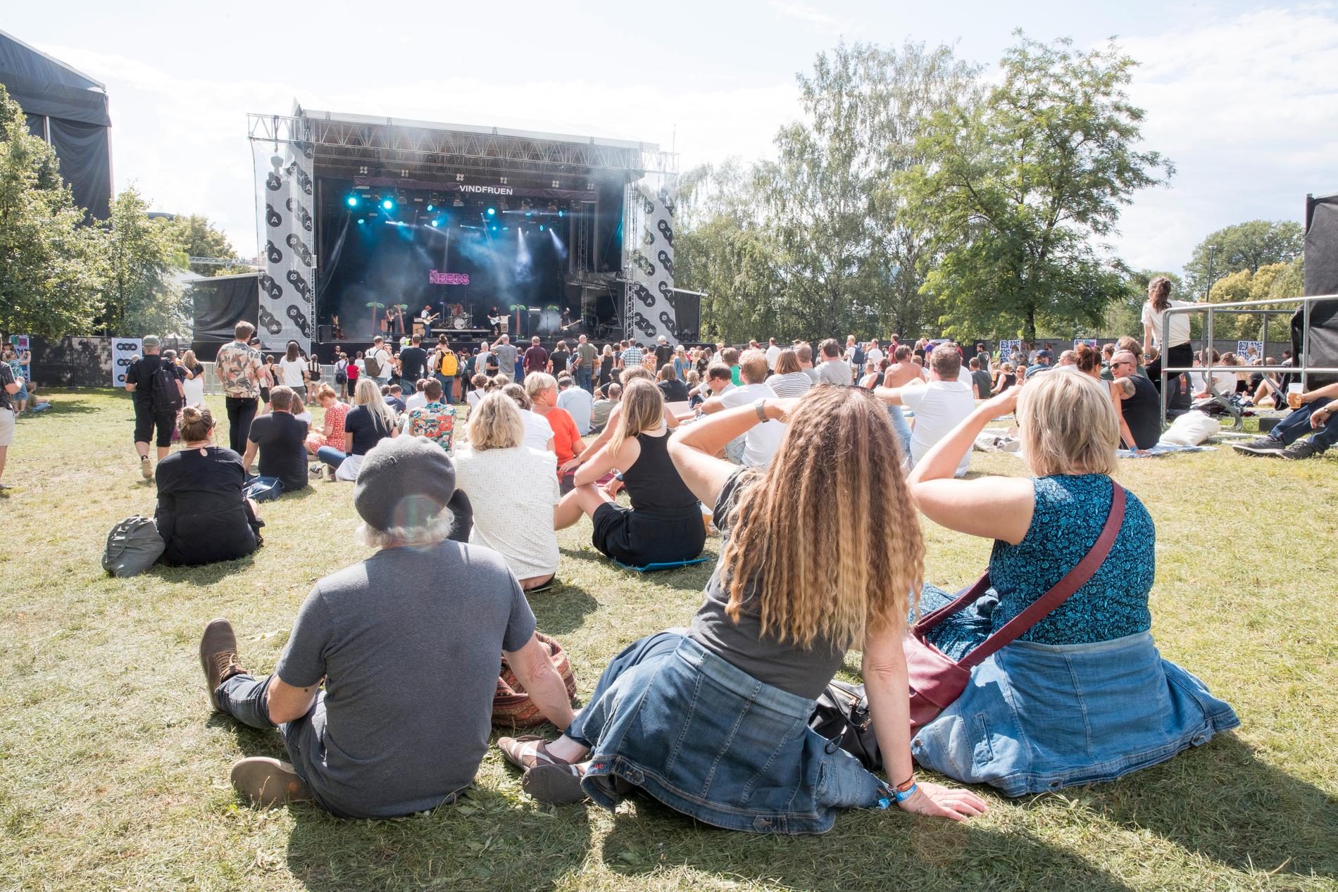 Folk koser seg i godværet på Øyafestivalen 2019. Kulturministeren håper det blir en eller annen form for festivalsommer i år.  