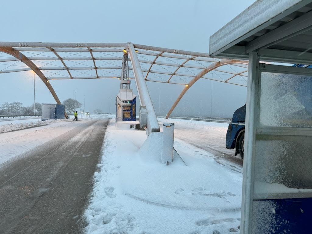 Det snødde godt på Sokn kontrollstasjon i løpet av dagen. Da er det gledelig at alle tunge kjøretøy hadde vinterutrustningen i orden.