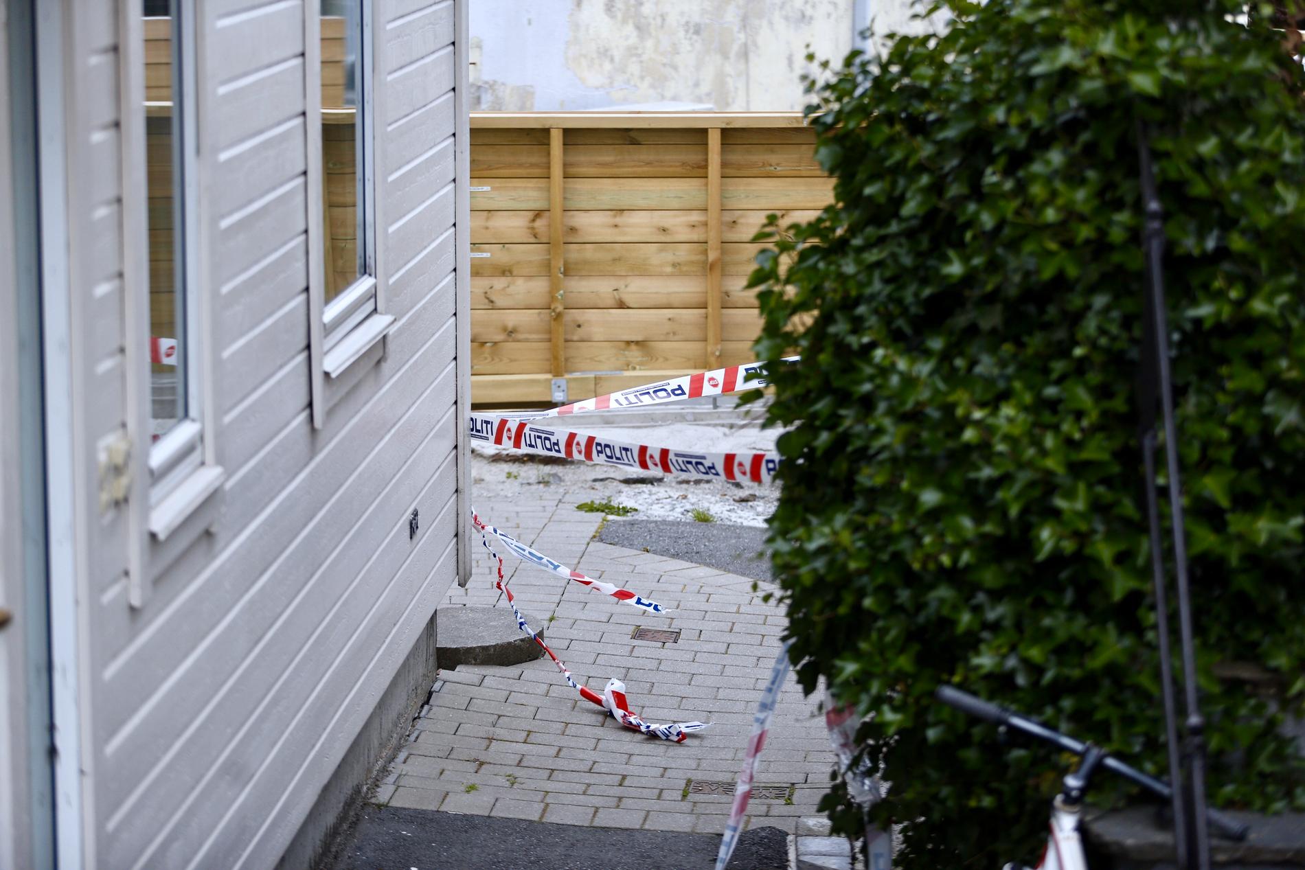SPERRET: Politiet sendte bilder av huset til en bombegruppe i Oslo. Gruppen er nå på plass ved leiligheten for å vurdere situasjonen.