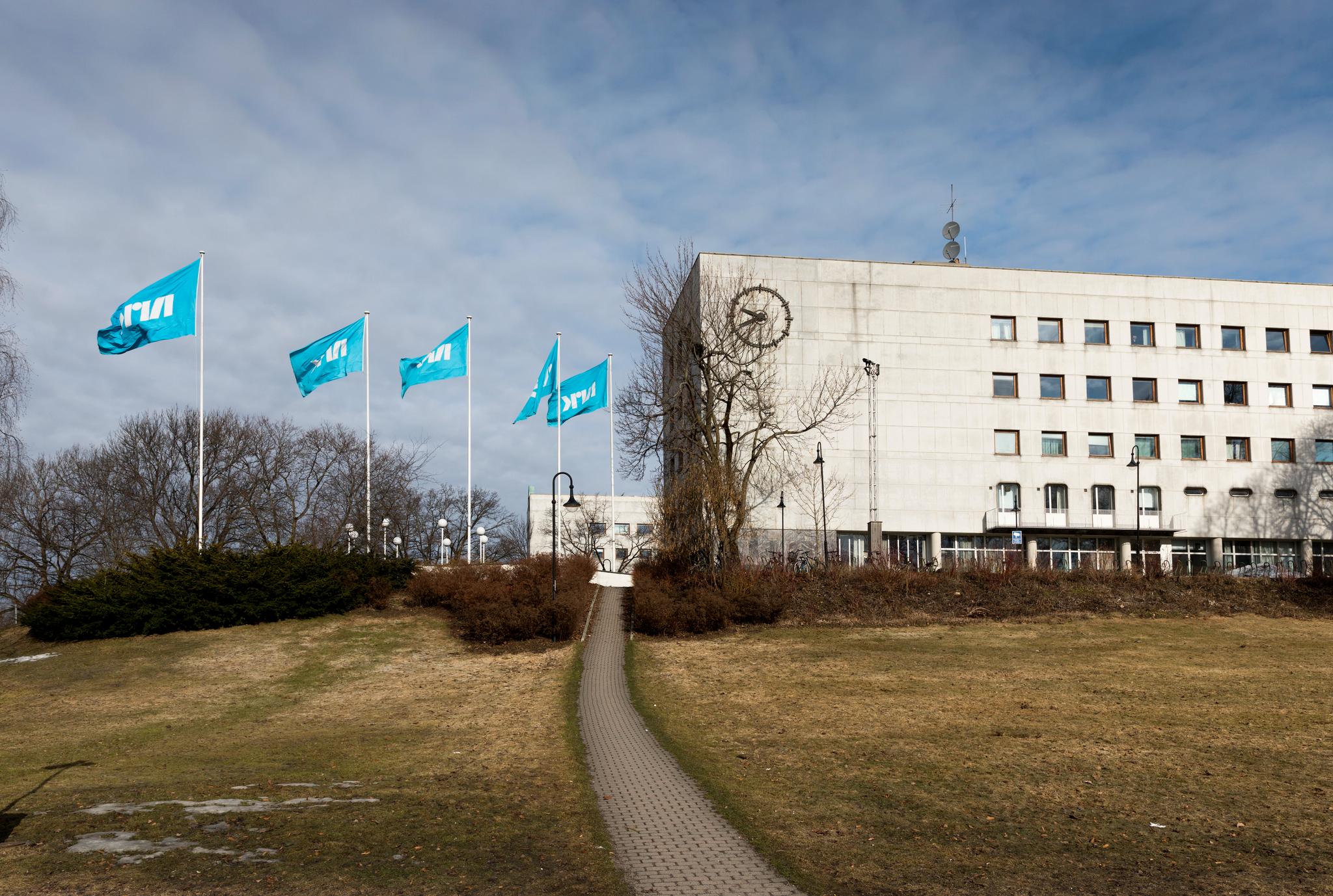 1700 journalister i NRK går ut i streik fra klokken 1300 i dag. Partene står langt fra hverandre i lønnsspørsmålene.