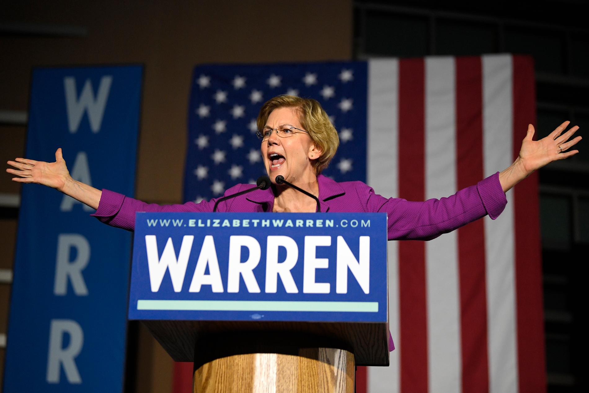 Senator Elizabeth Warren har ennå ikke gitt seg. Her taler hun til tilhengere i Los Angeles.
