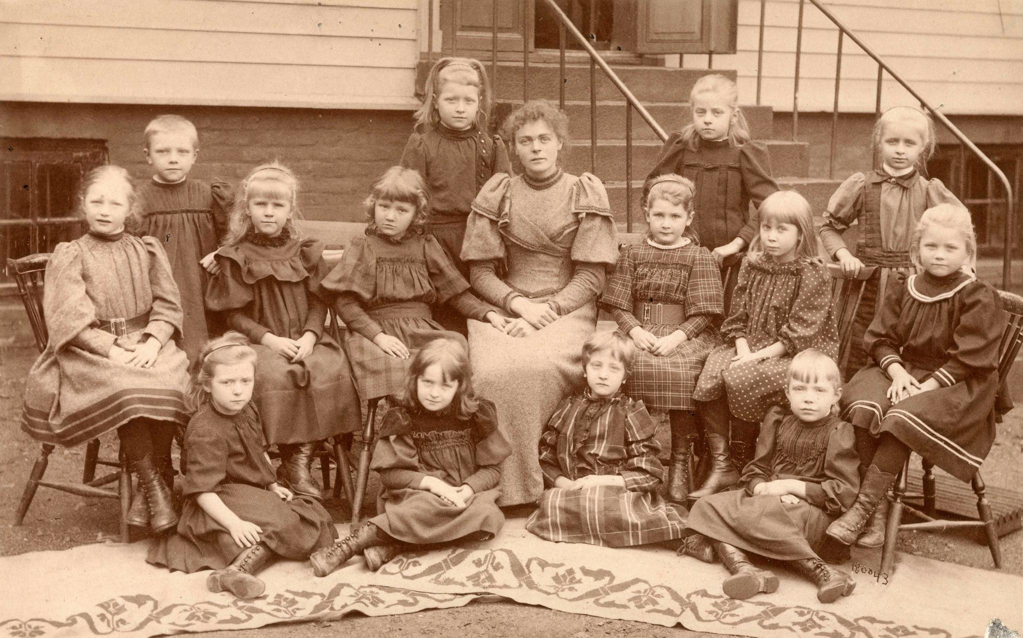 Første og annen jenteklasse ved Frøken Conradis pikeskole i 1893. Skolen holdt til i Oscars gate 14.