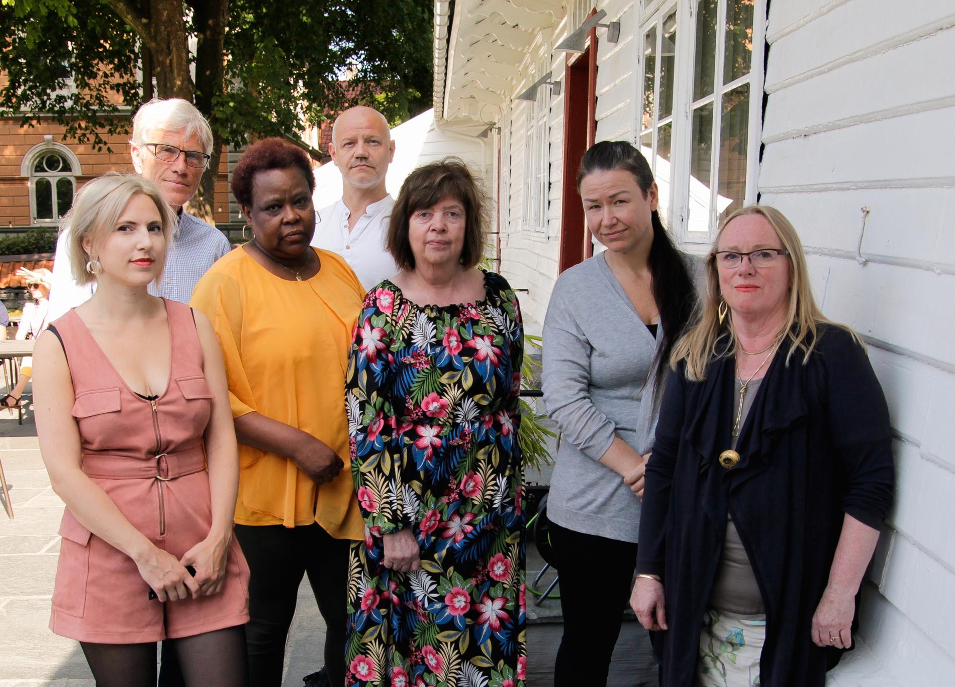Representanter for Sp, Rødt, FNB og Pensjonistpartiet sier nei til «Akson». Fra venstre: Sofie Marhaug (Rødt), Olav Reikerås (Sp), Chiku Ali (Rødt), Ronny Grønsdal (FNB), Turid Krogh Sveen (Pp), Torunn Remme (FNB), Anne Brit Reigstad (Sp).