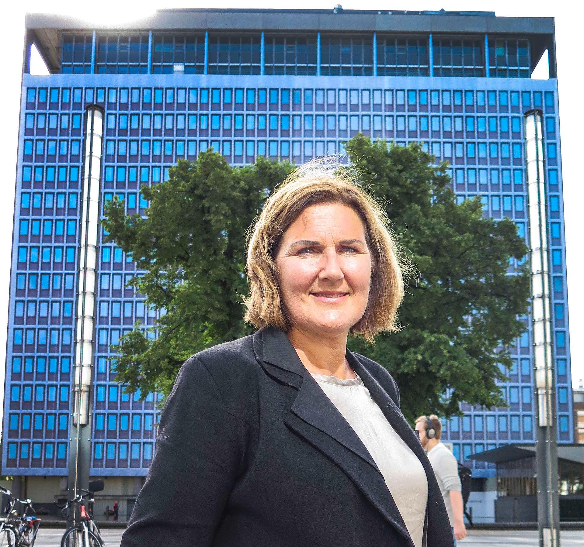 Ingrid Dahl Hovland er sjef for Regjeringens veiselskap Nye Veier. Hun sier at krav til kvalitet og trafikksikkerhet vil bli overholdt selv om selskapet får lov av veimyndighetene til å redusere standarden på flere motorveistrekninger.