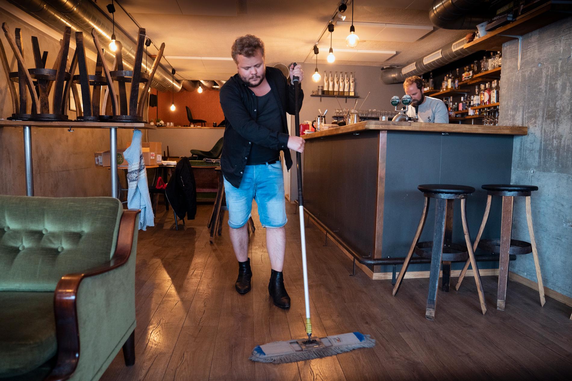 Selv om baren ikke har vært åpen, må gulvene vaskes. Her er André Kvilhaug i aksjon. 